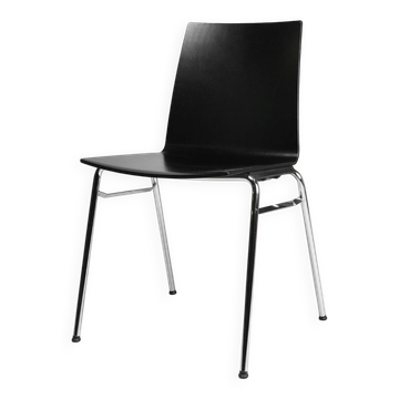Chaise noire du 21e siècle avec assise en bois, Belgique