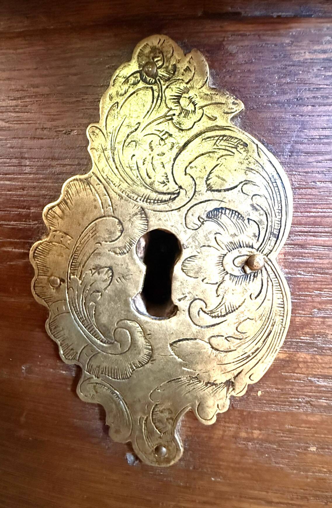 Commode alsacienne XVIIIe siècle – chêne – très beau galbe