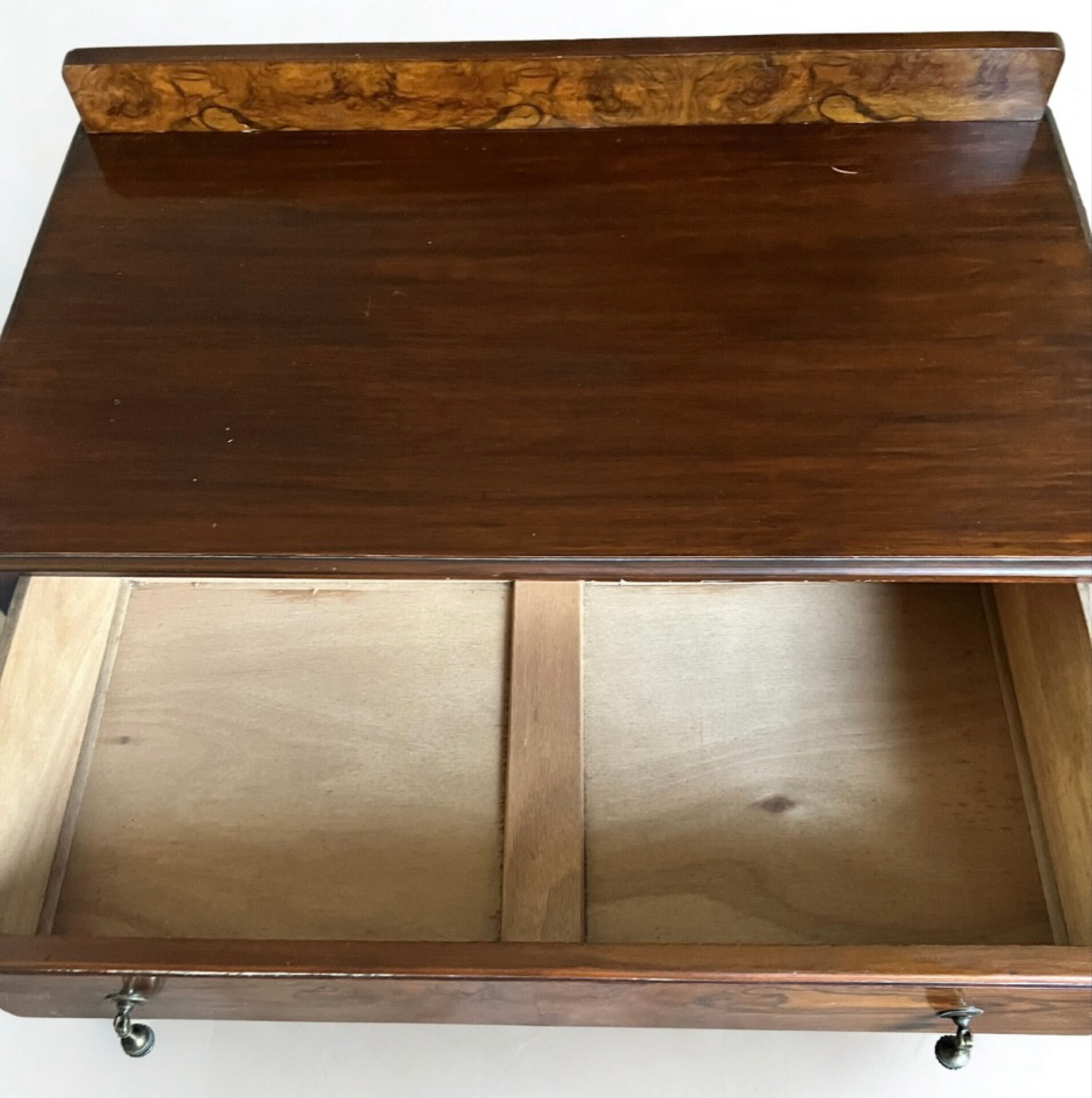 Commode ancienne en loupe de noyer – 1 tiroir et 2 portes