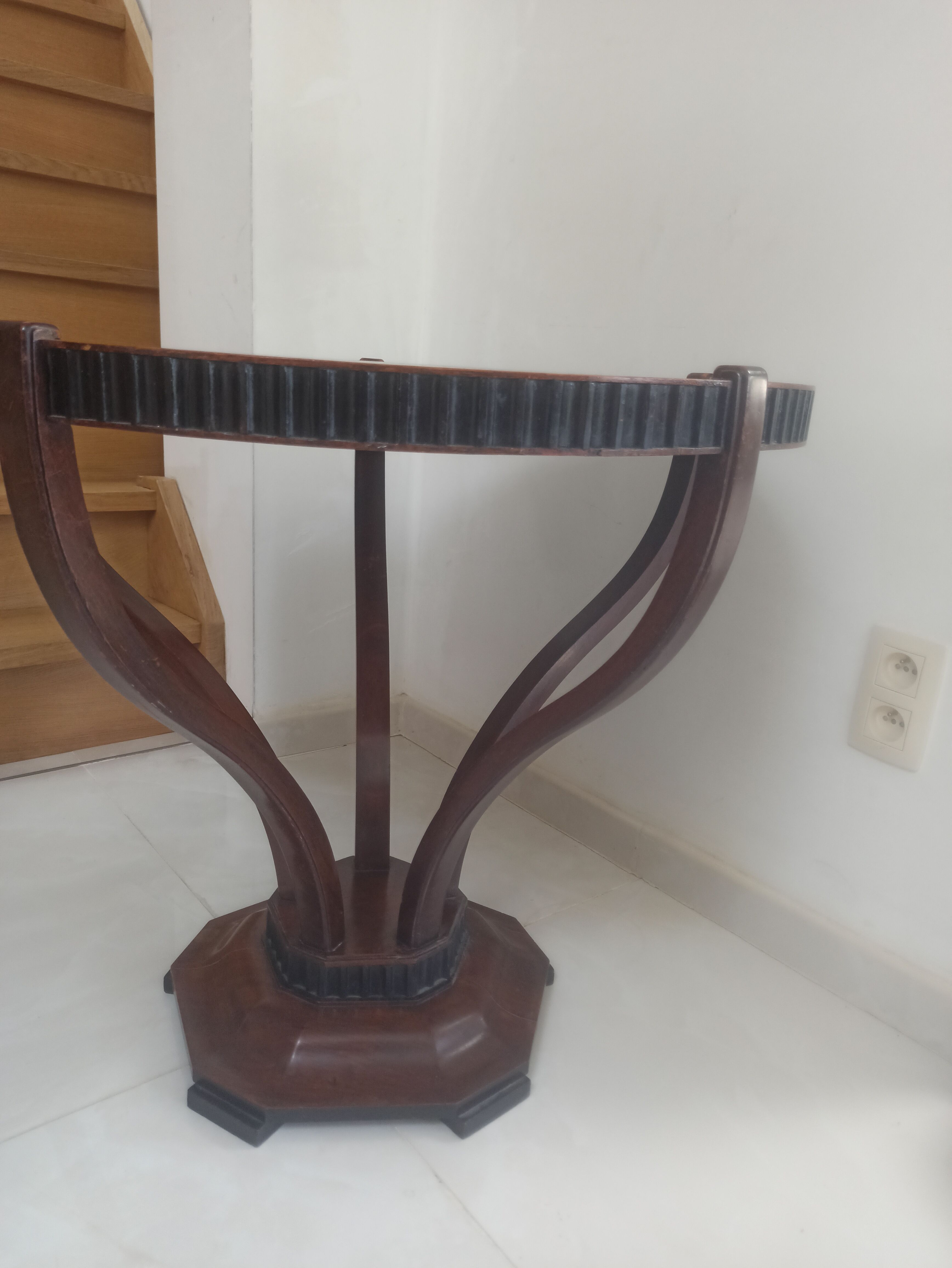 Round table Art Deco mahogany veneer on a tulip-shaped base