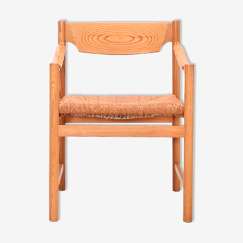 Chaise en bois de pin avec accoudoirs