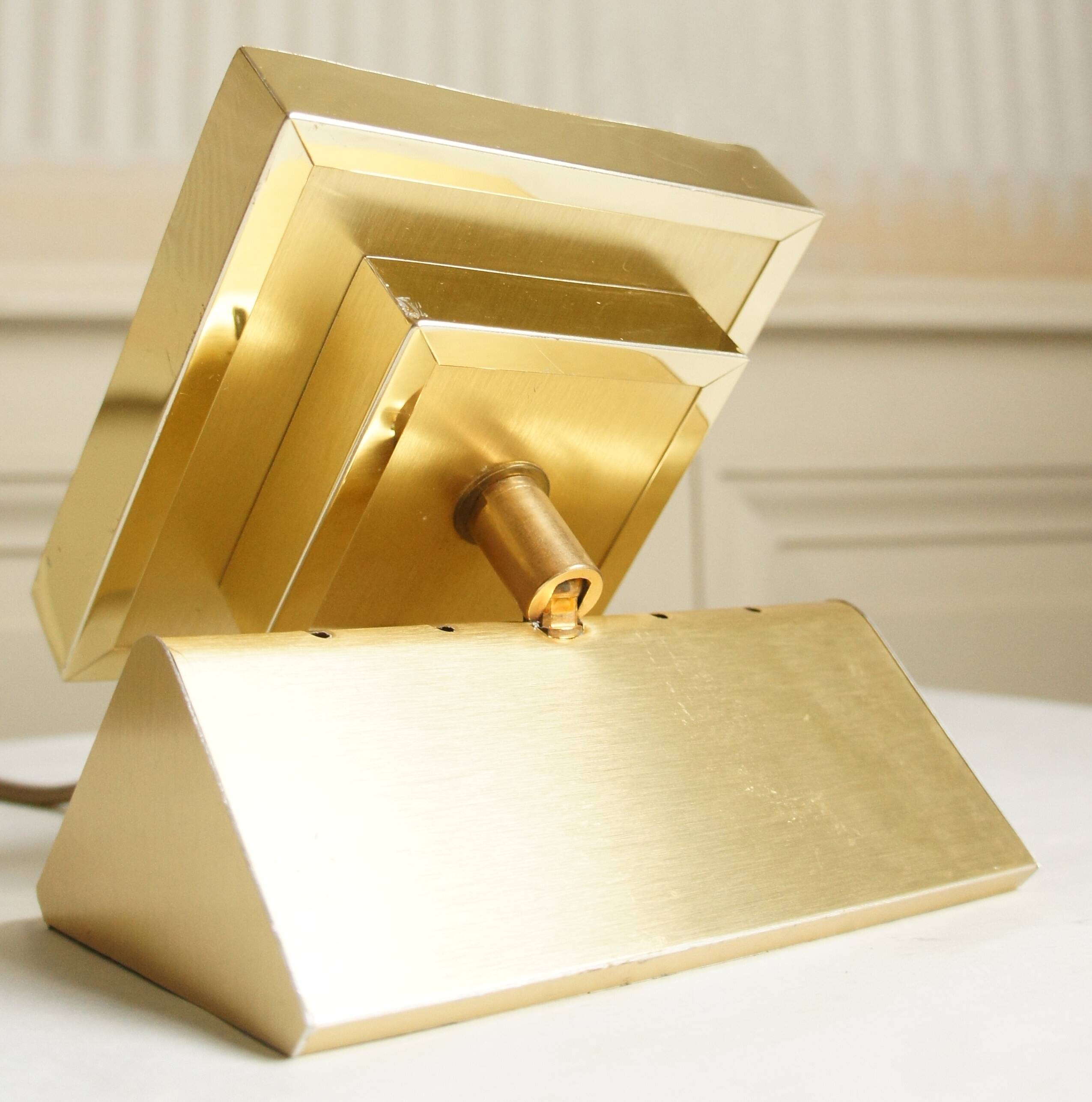 Hollywood Regency articulated lamp/wall lamp in golden brass