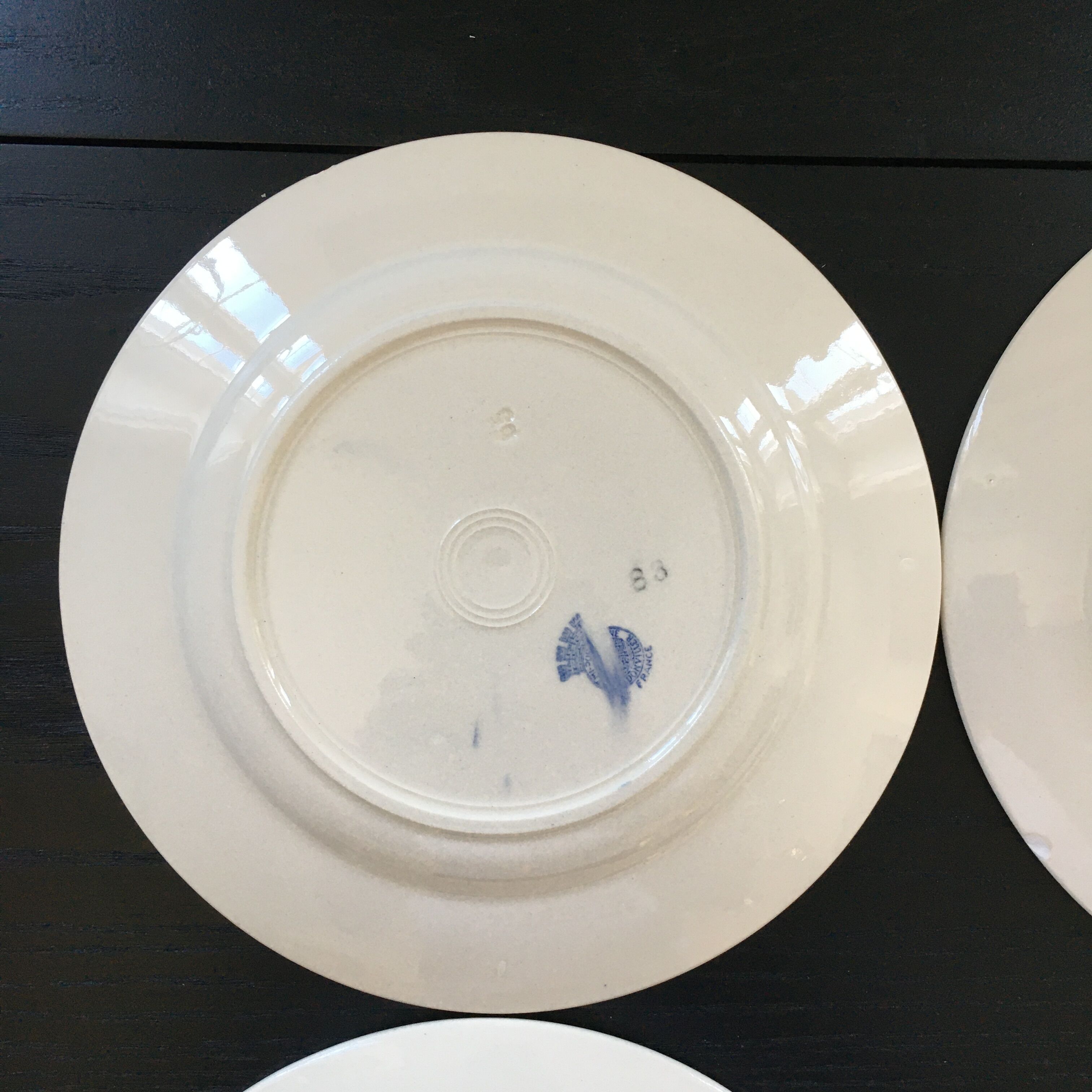 Set of 4 plates with tulip decoration.