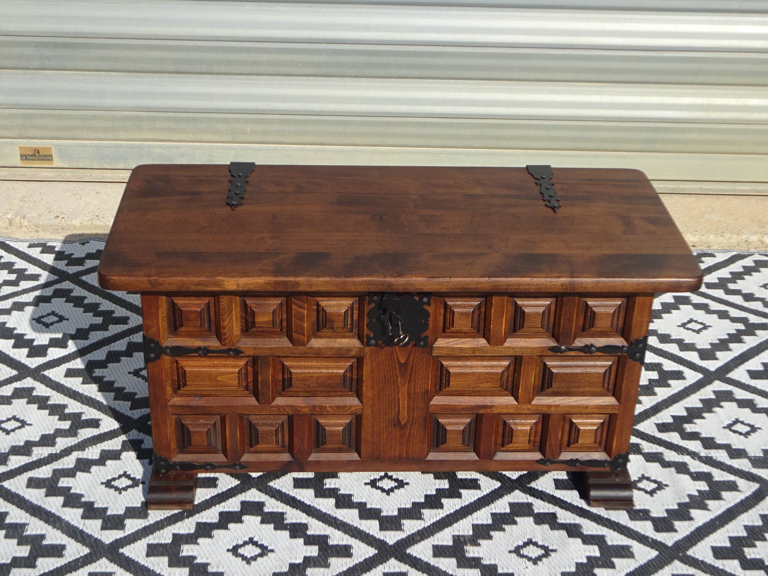Tuscan chest in solid wood, Argudo Navarro, Spain