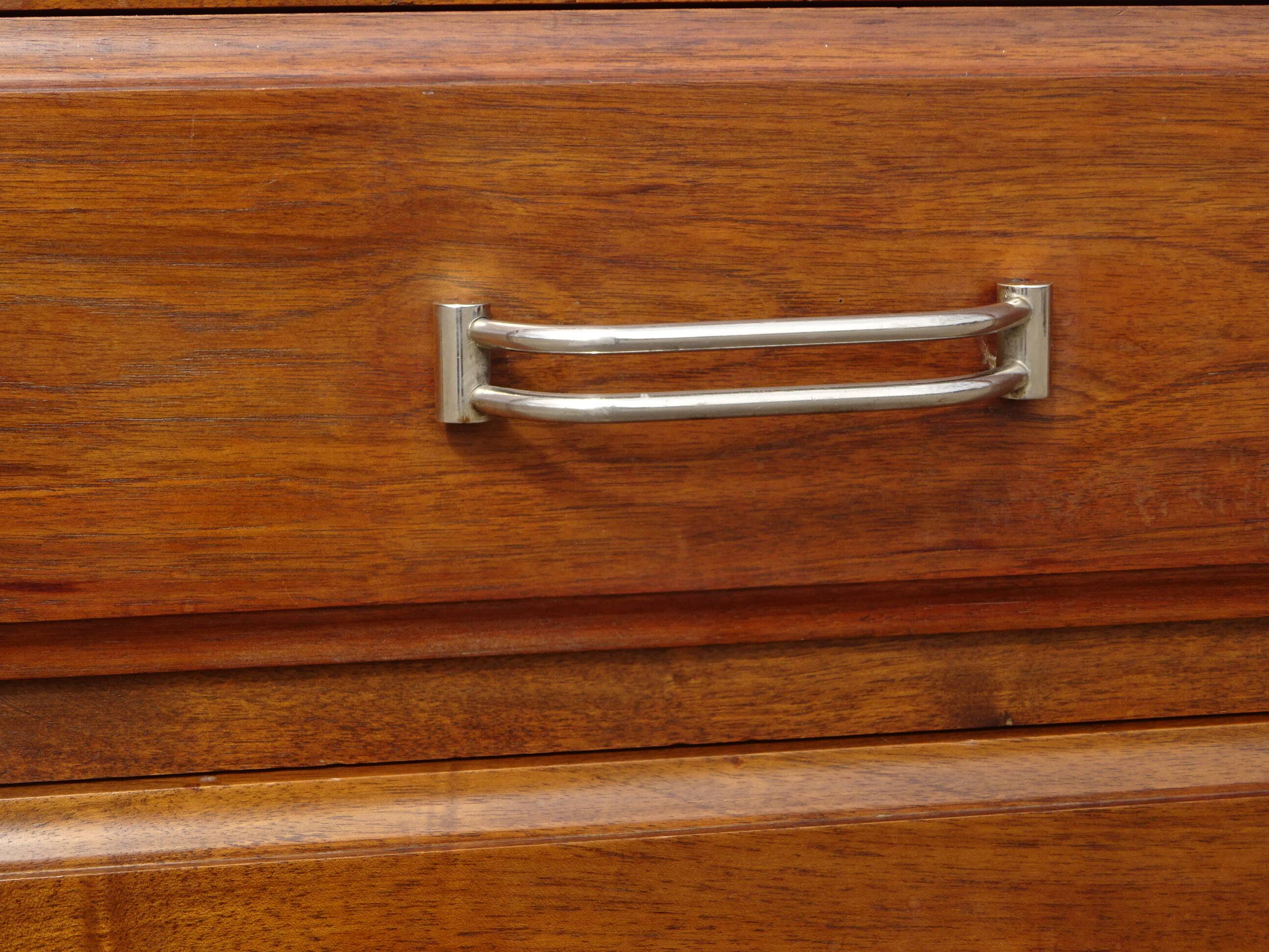 Large buffet en noyer massif, dessus en marbre noir