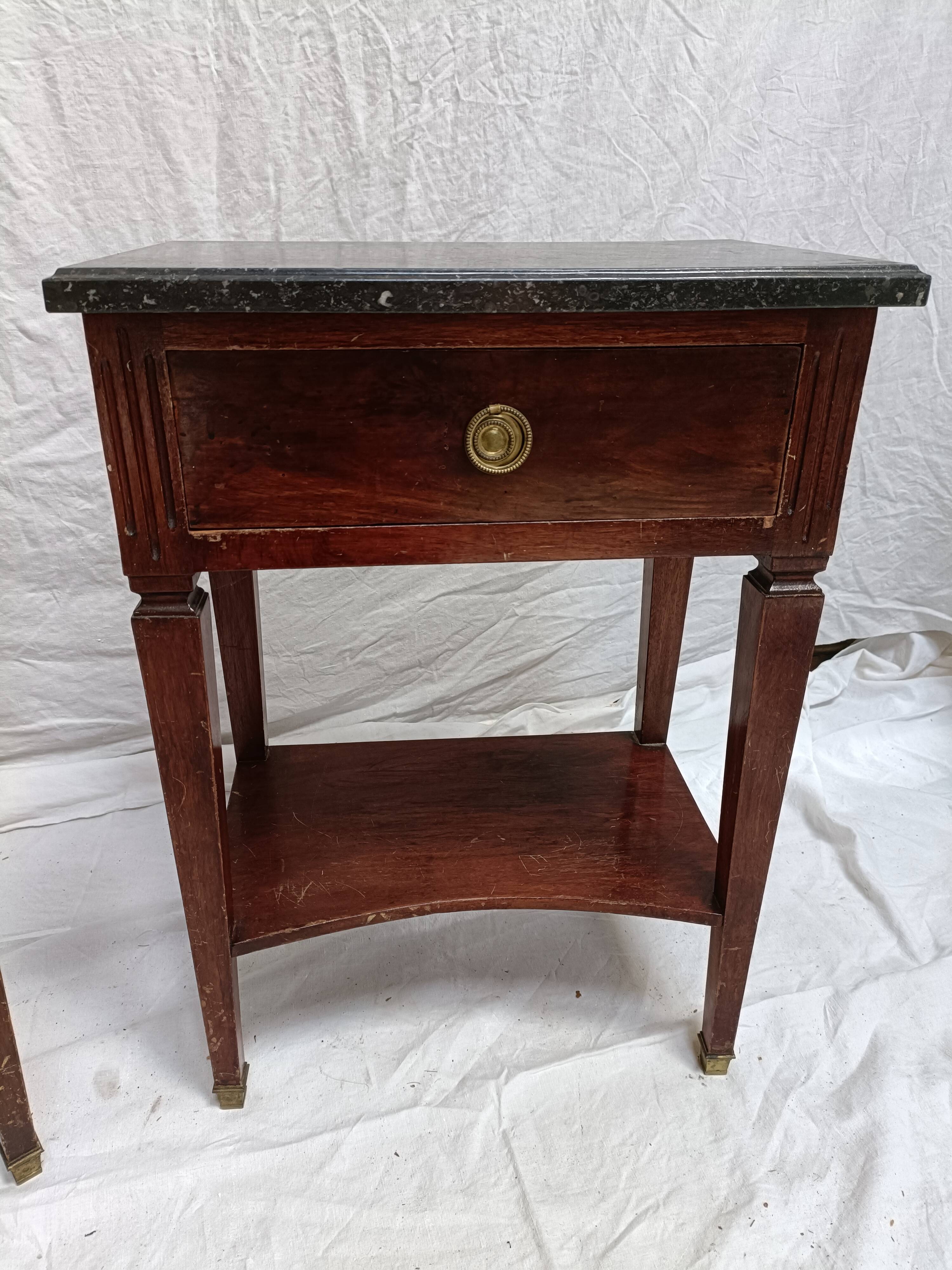 Paire de chevets Louis XVI dessus en marbre gris
