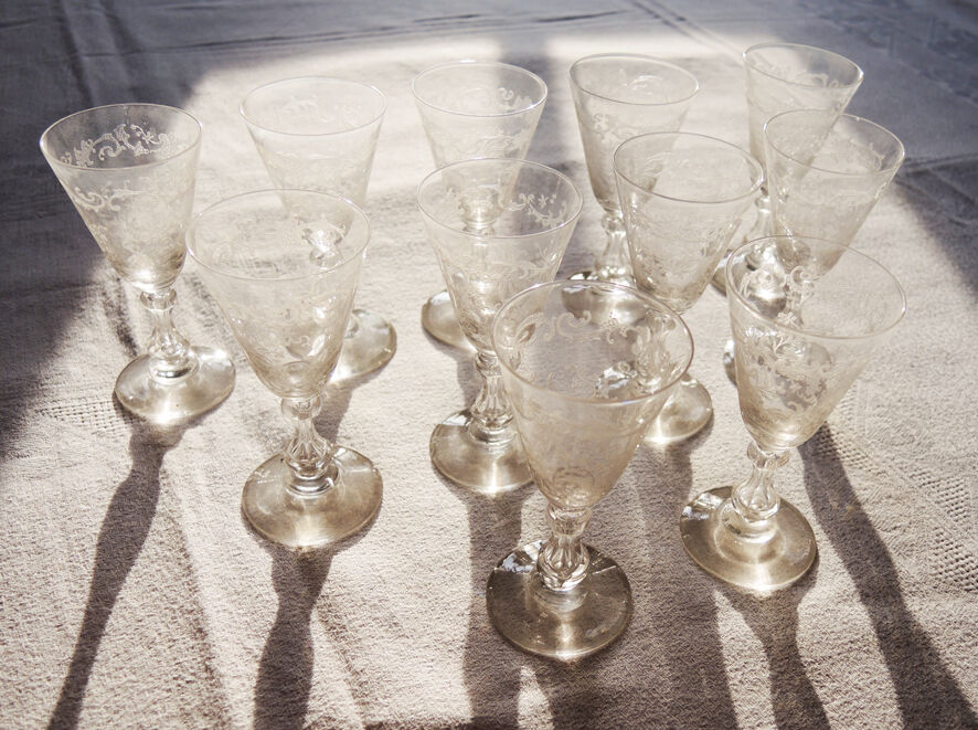 Former service of 30 engraved crystal foot glasses