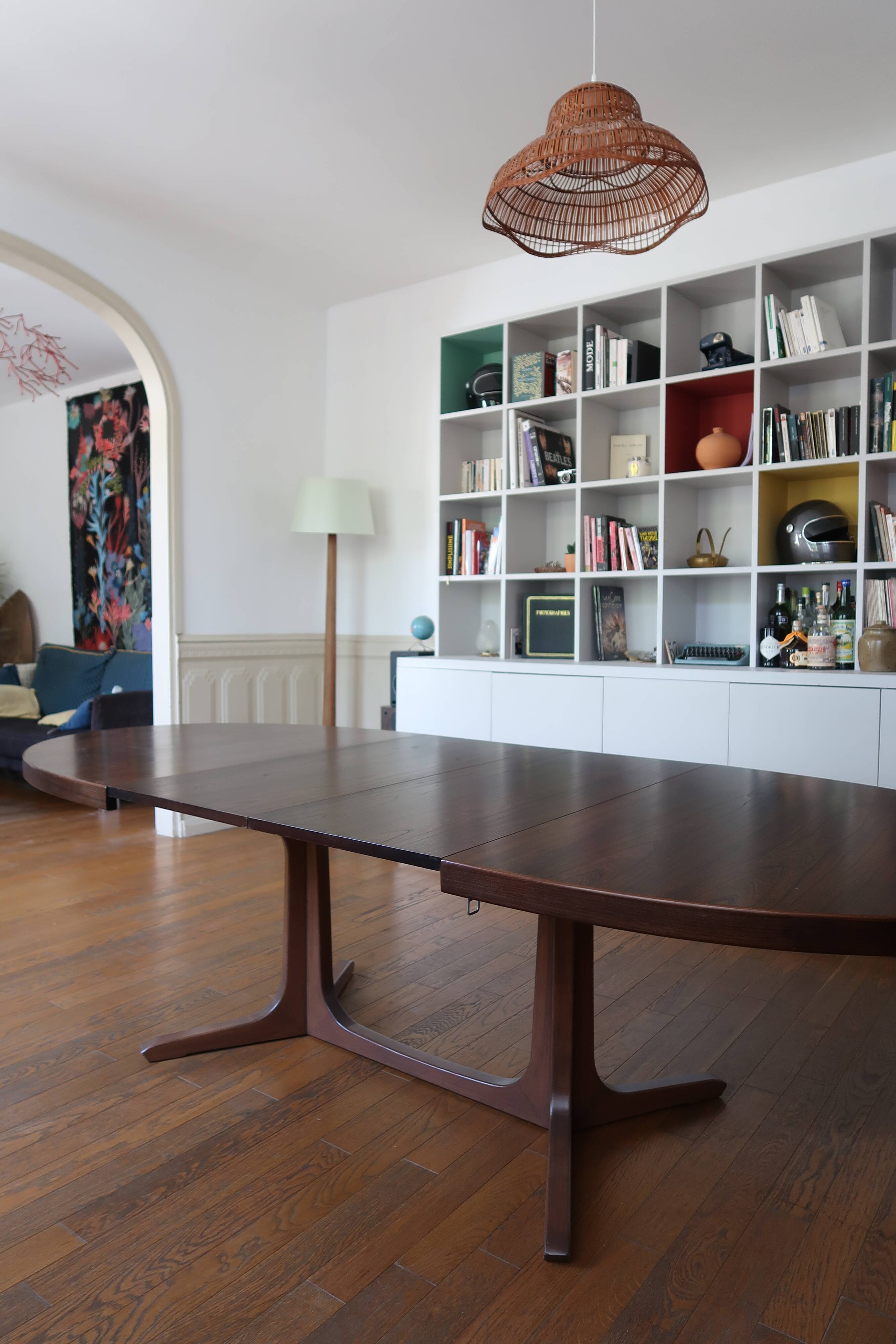 Scandinavian extendable table