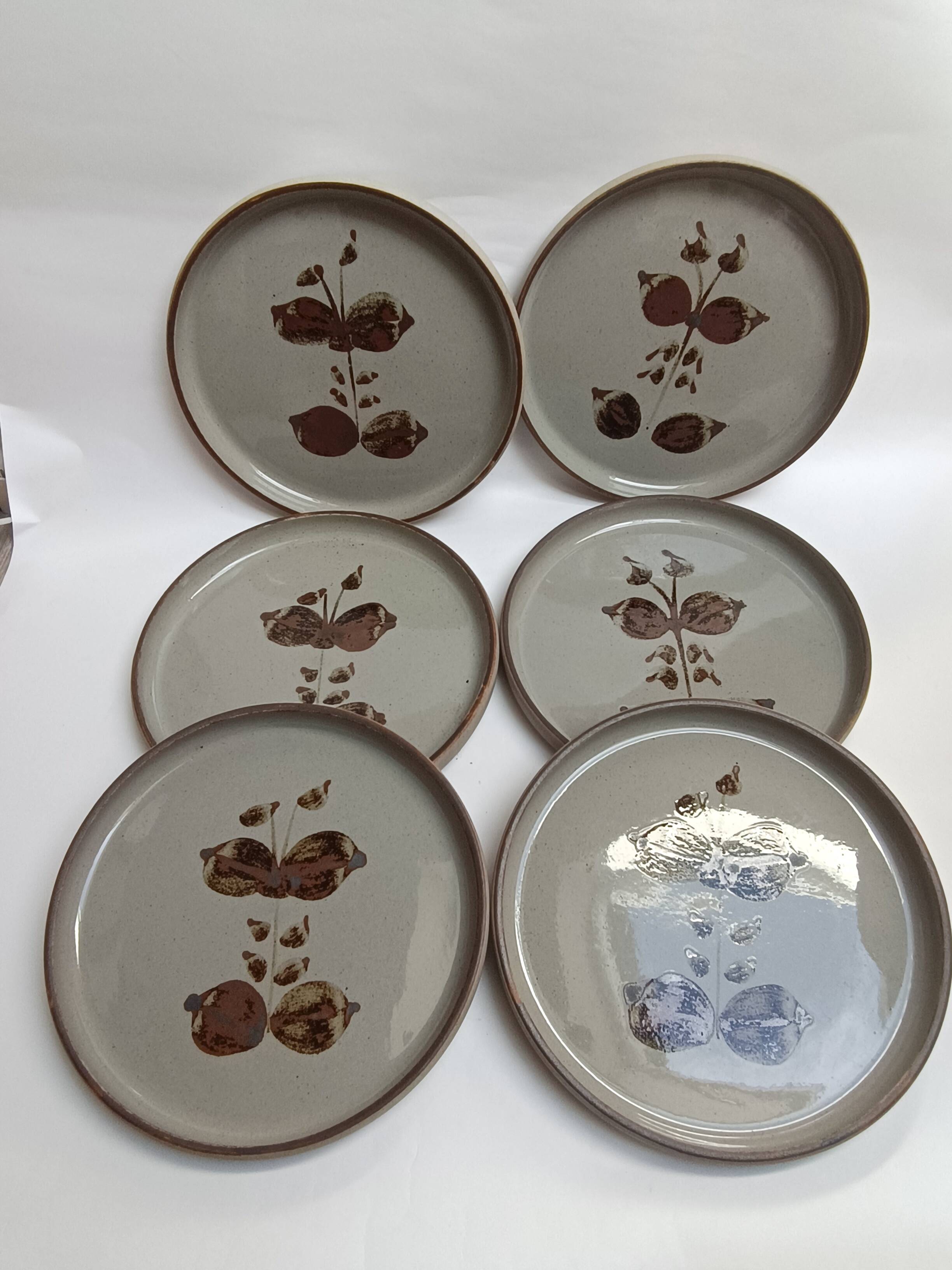 Flat plates made of Arnon stoneware