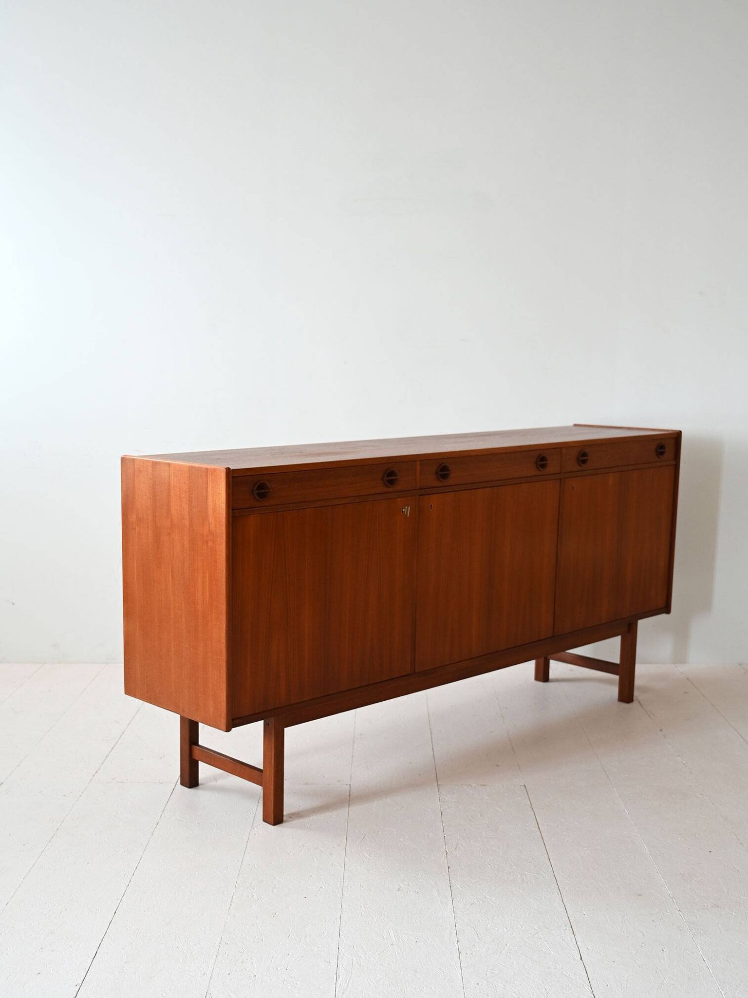 Buffet scandinave avec portes battantes