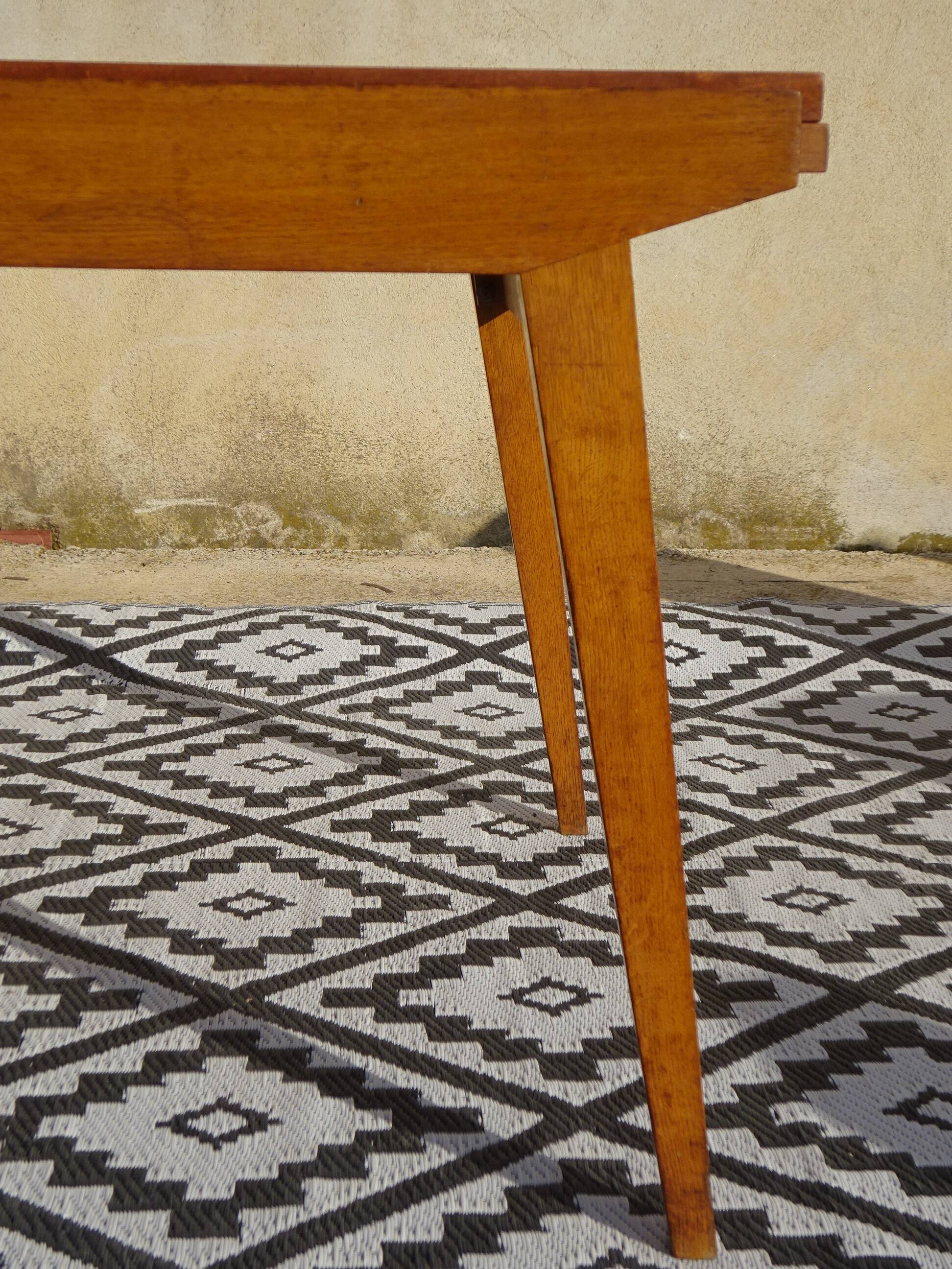 Extendable table, compass legs