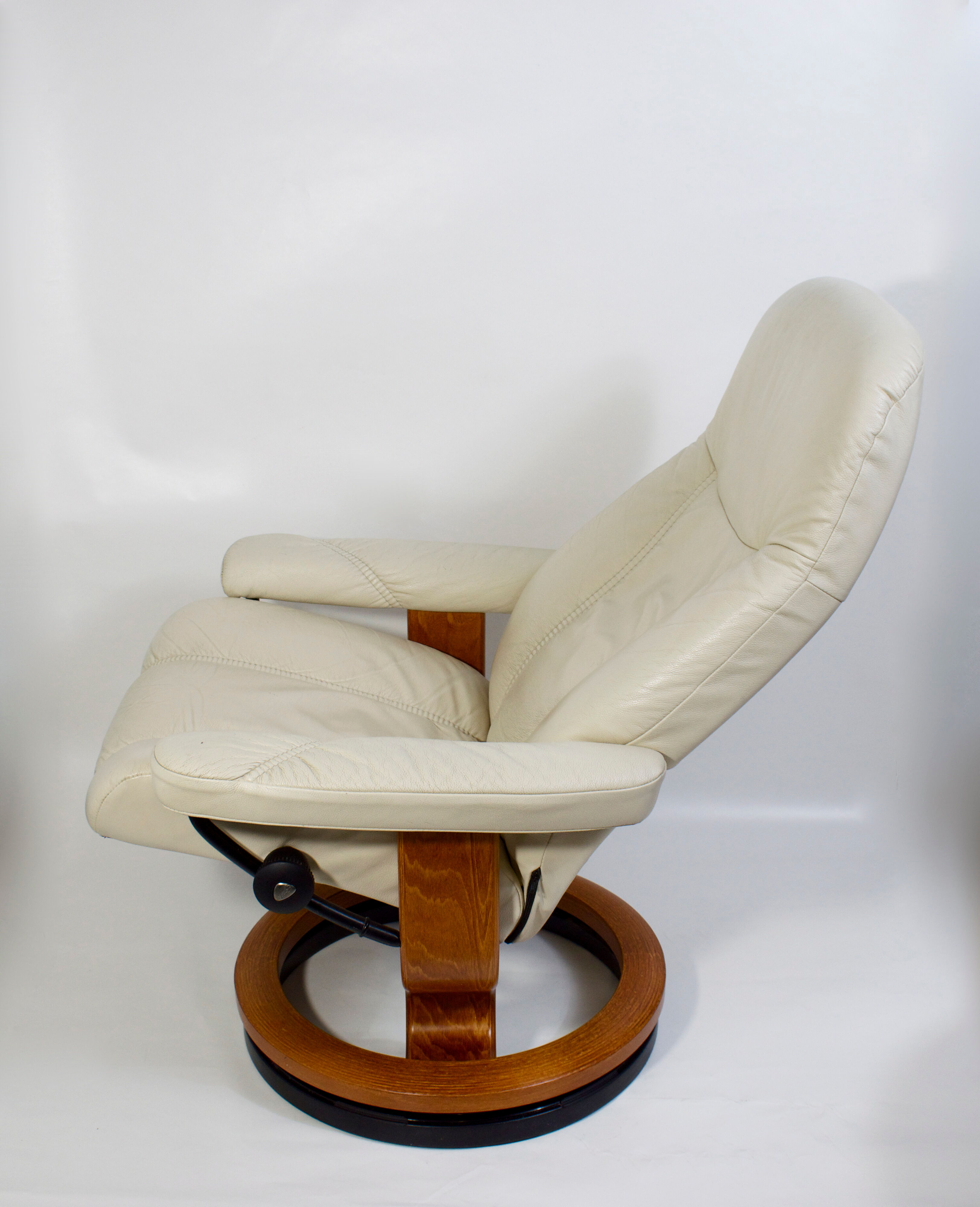 Stressless relaxation chair Consul (M) Classic in teak and ivory leather, Norway