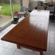 Grande table de salle à manger rectangulaire en chêne massif de style néo-rustique.