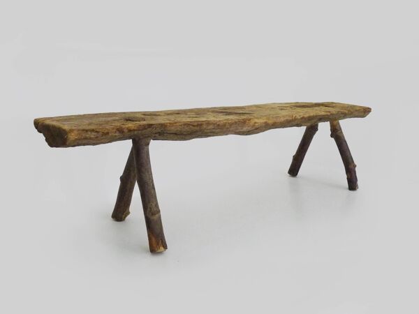 Banc bas brutaliste en bois. Banc en bois massif. Art Populaire