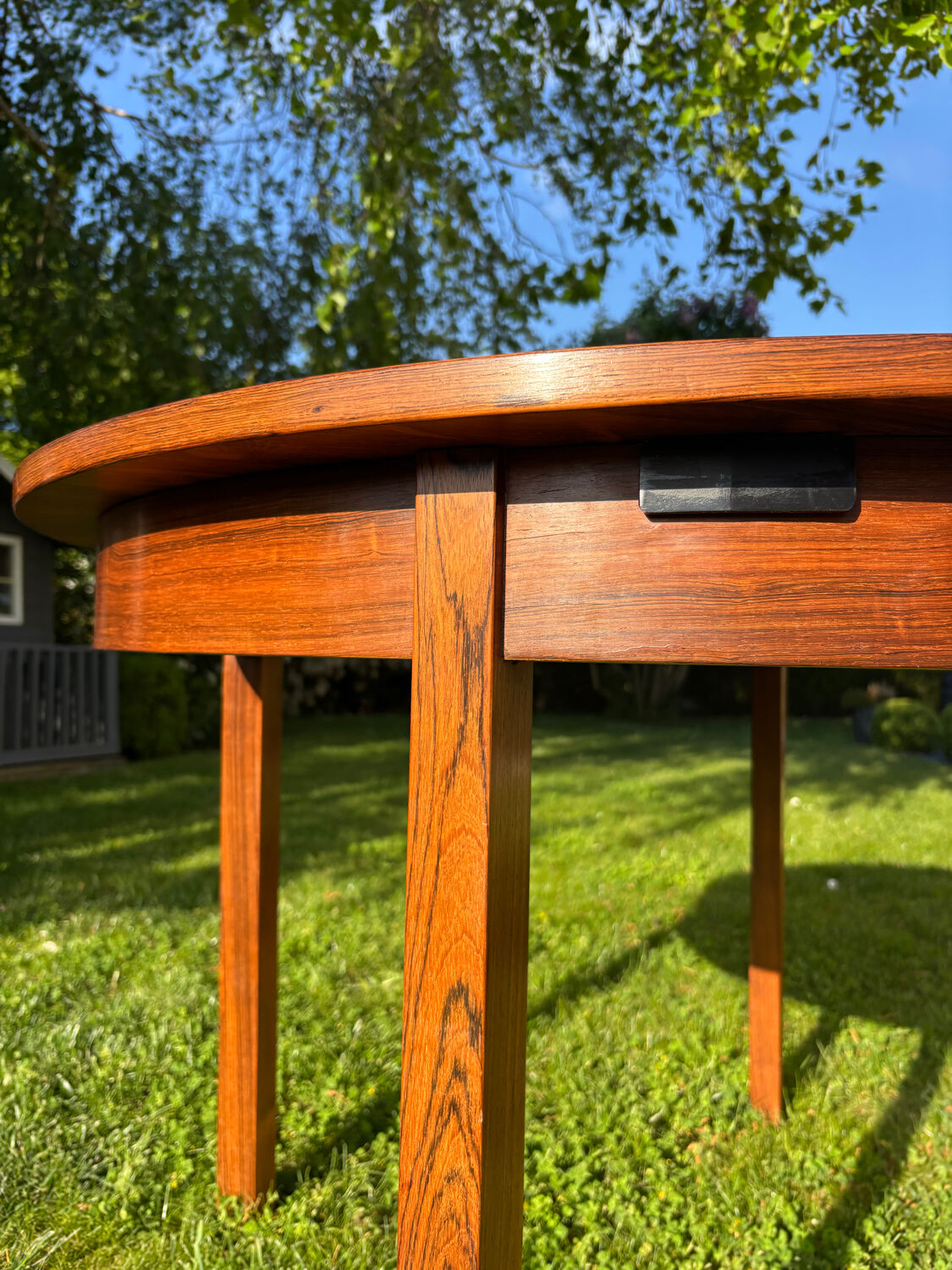 Extendable round table by Luigi Bartolini
