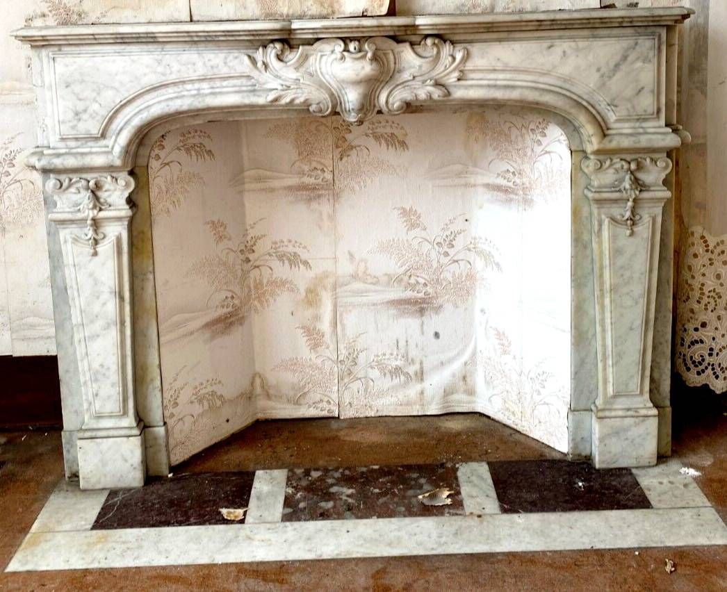 Regency style fireplace in white Carrara marble, Italy, 19th century.