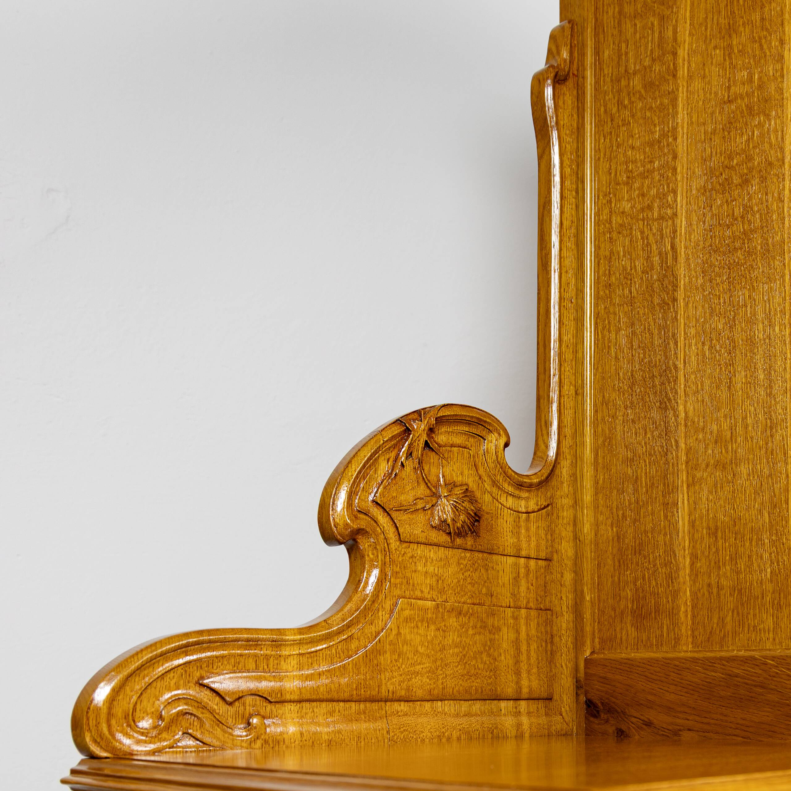 Large Art Nouveau linen cupboard in oak and mirror - 1900-1920