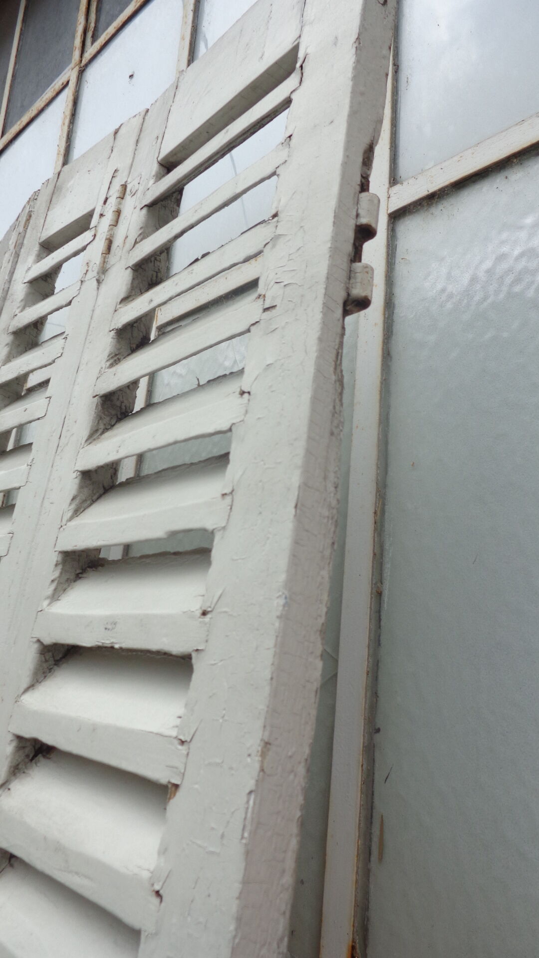 2 shutters with fixed louvers