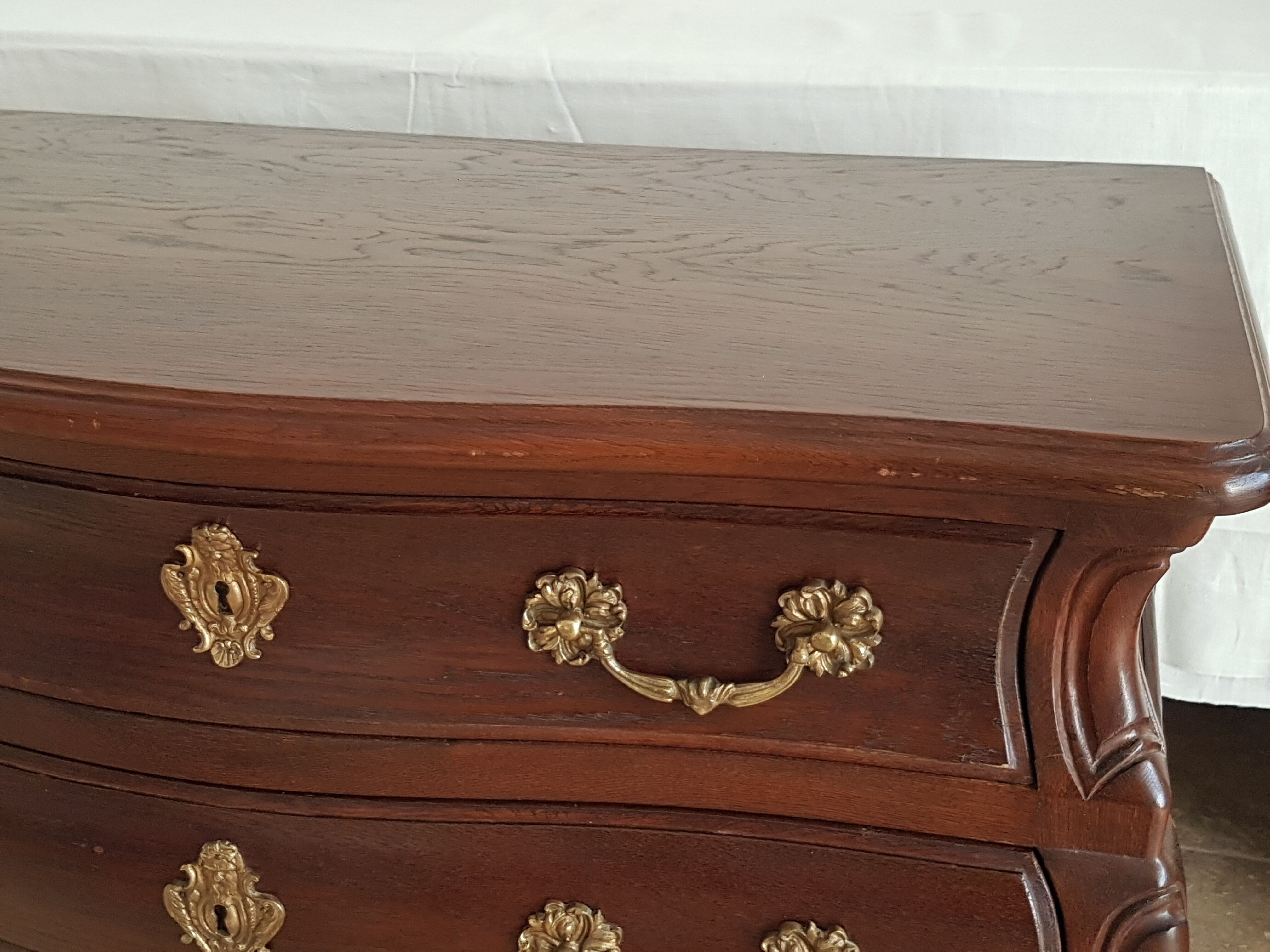 Commode tombeau bordelaise de style Louis XV
