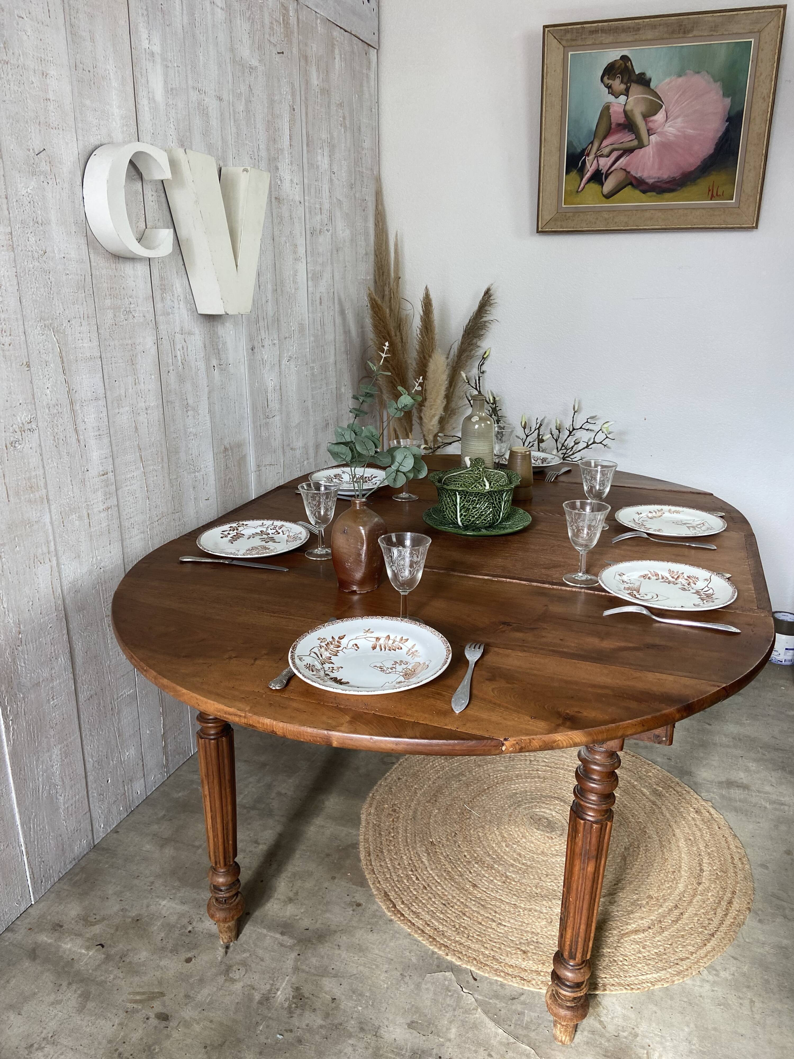 Extendable country table