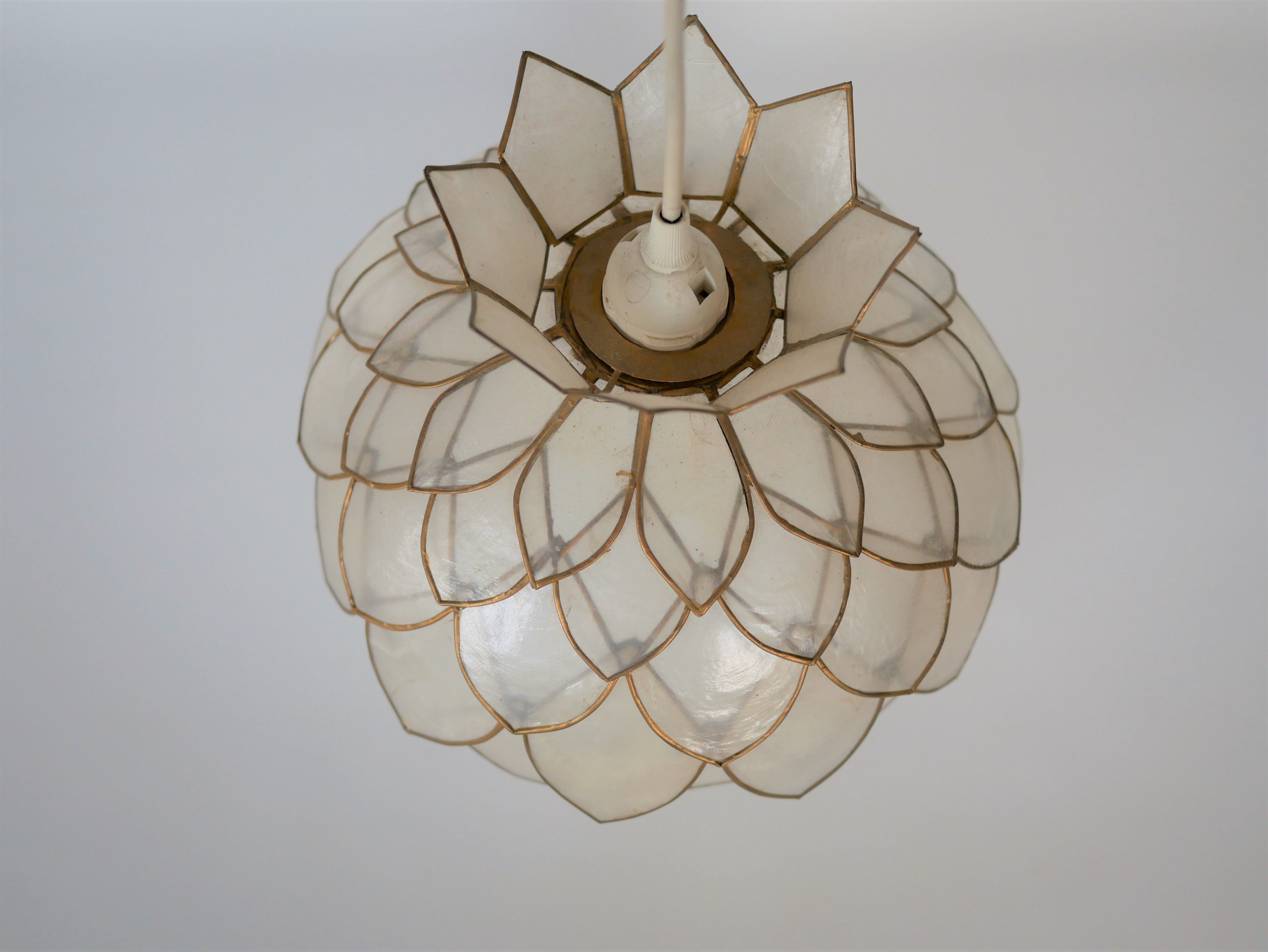 Suspension fleur vintage en nacre
