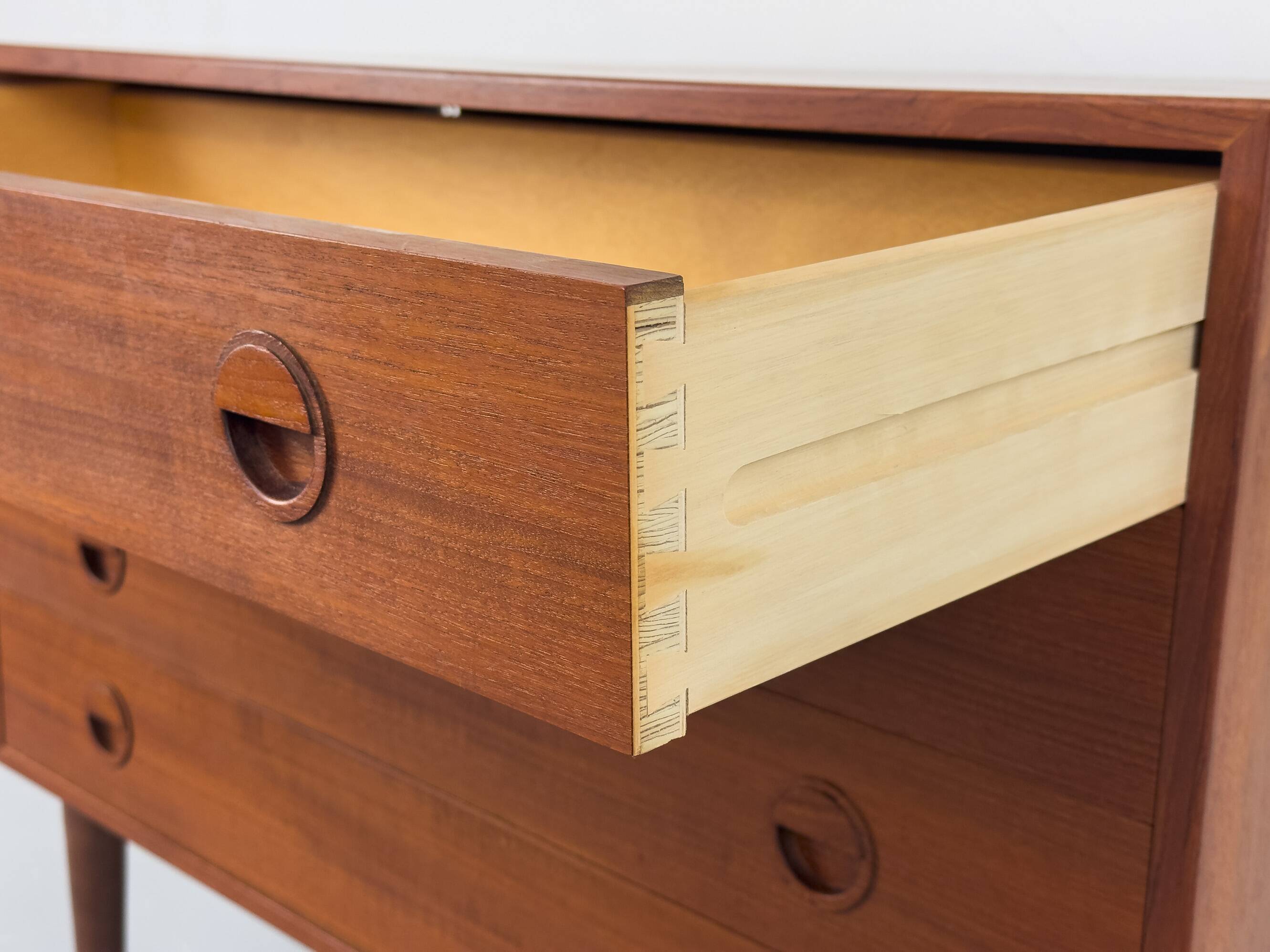 Commode en teck par Hansen et Guldborg, années 1960.