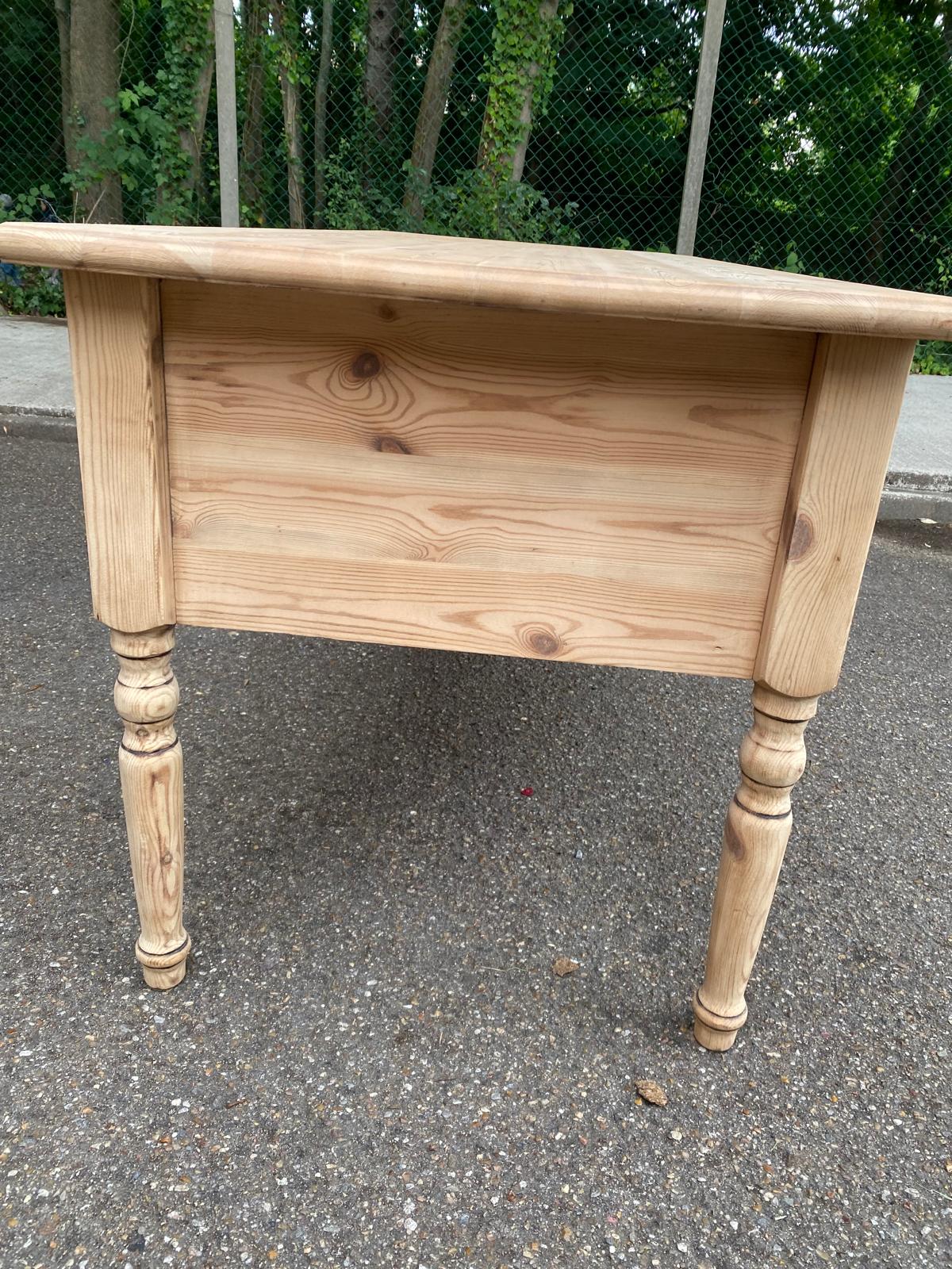 Scandinavian cocktail desk renovated in solid wood from the 90s.