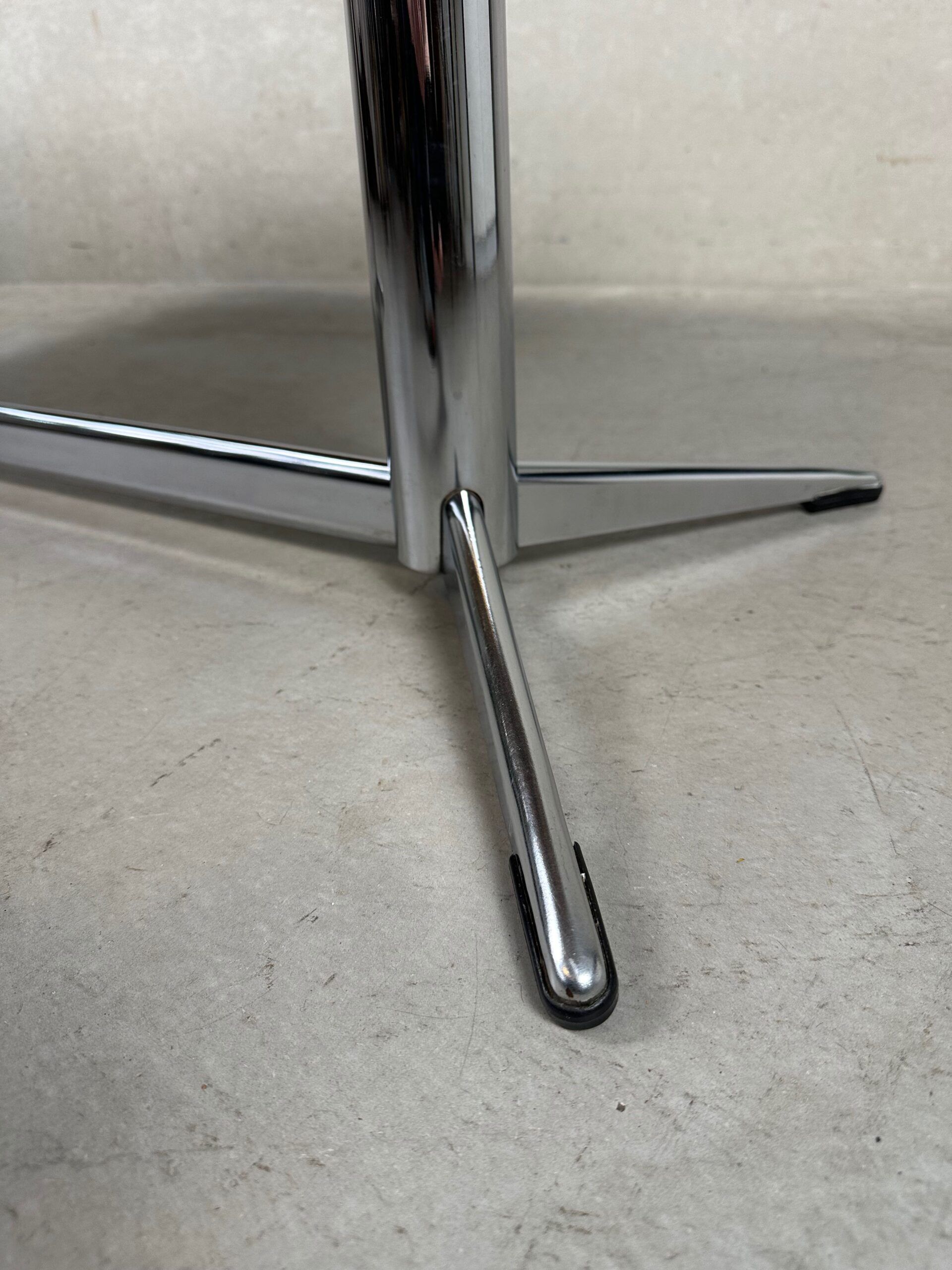Table basse des années 50 – céramique et chrome