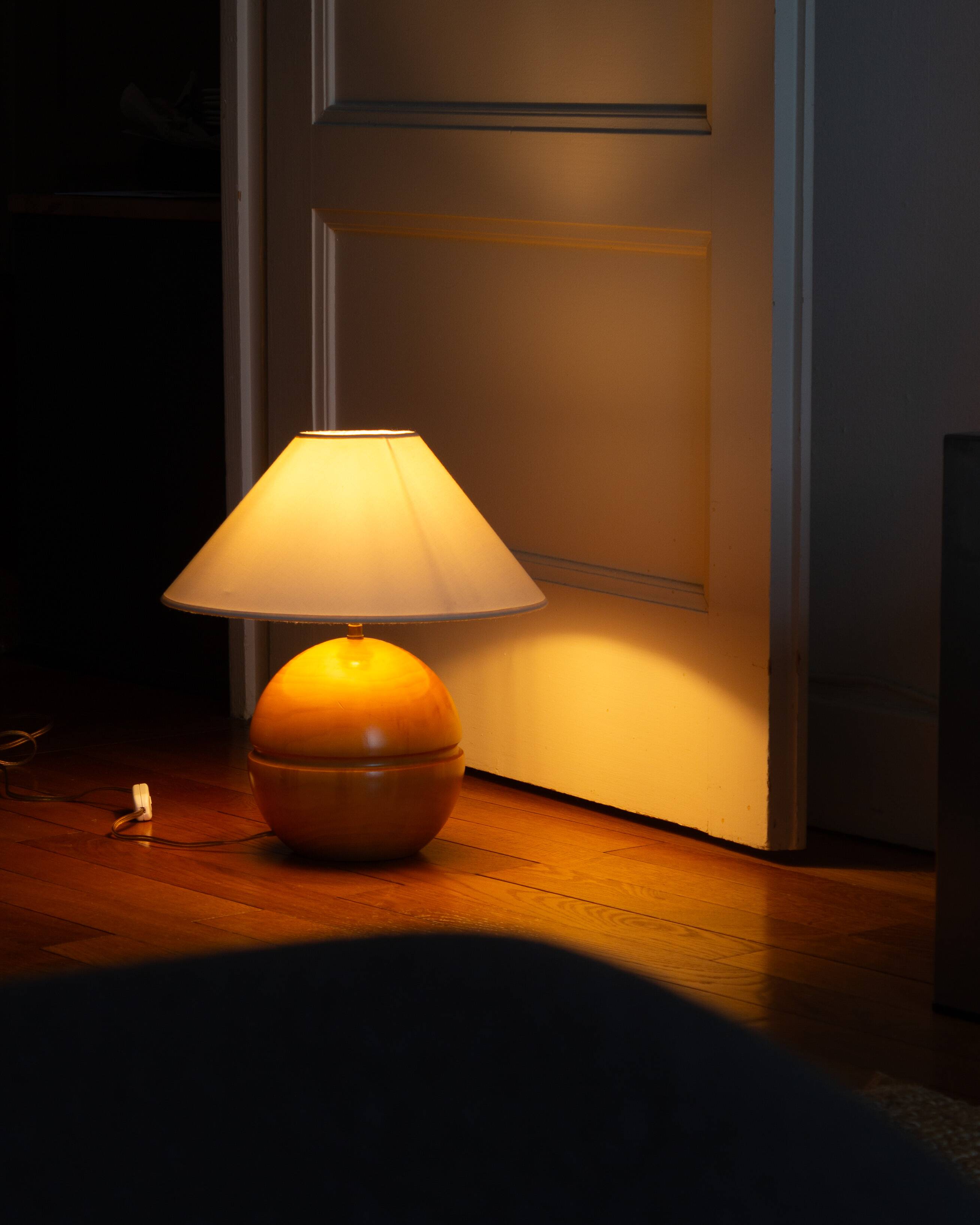 Pied de lampe boule en bois blond, Années 60/70