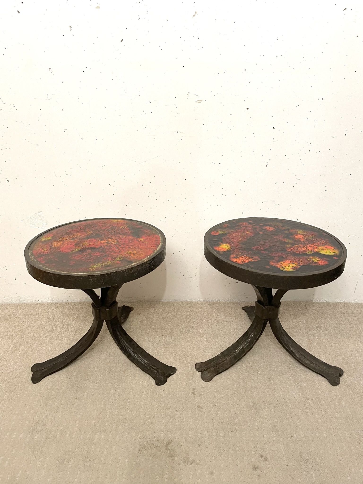 Paire de tables d’appoint brutalistes, acier et céramique, 1970