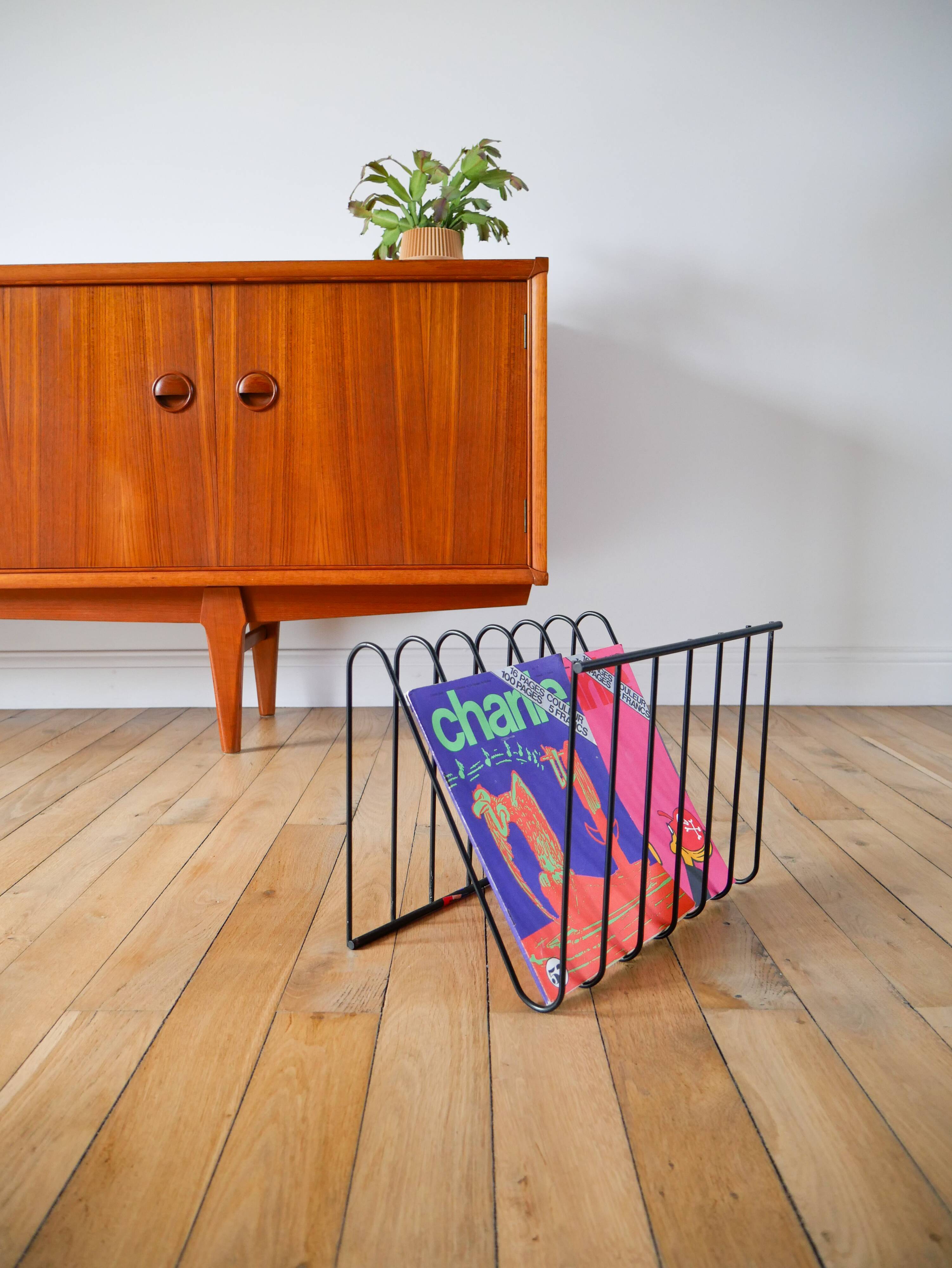 Black metal magazine rack Design attributed to François Arnal for Atelier A Made in France 1970