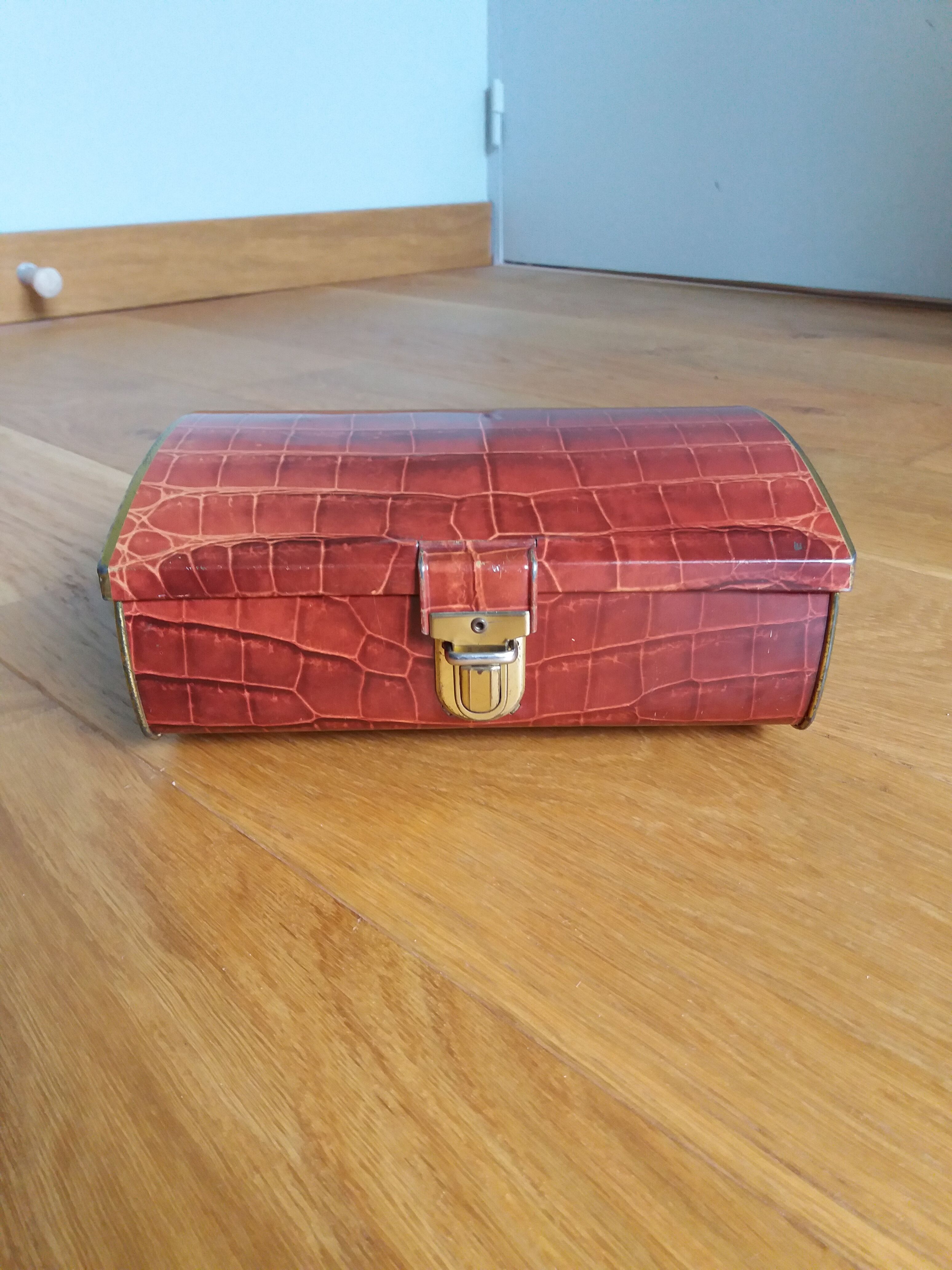 Cote d'Or crocodile skin effect metal advertising box