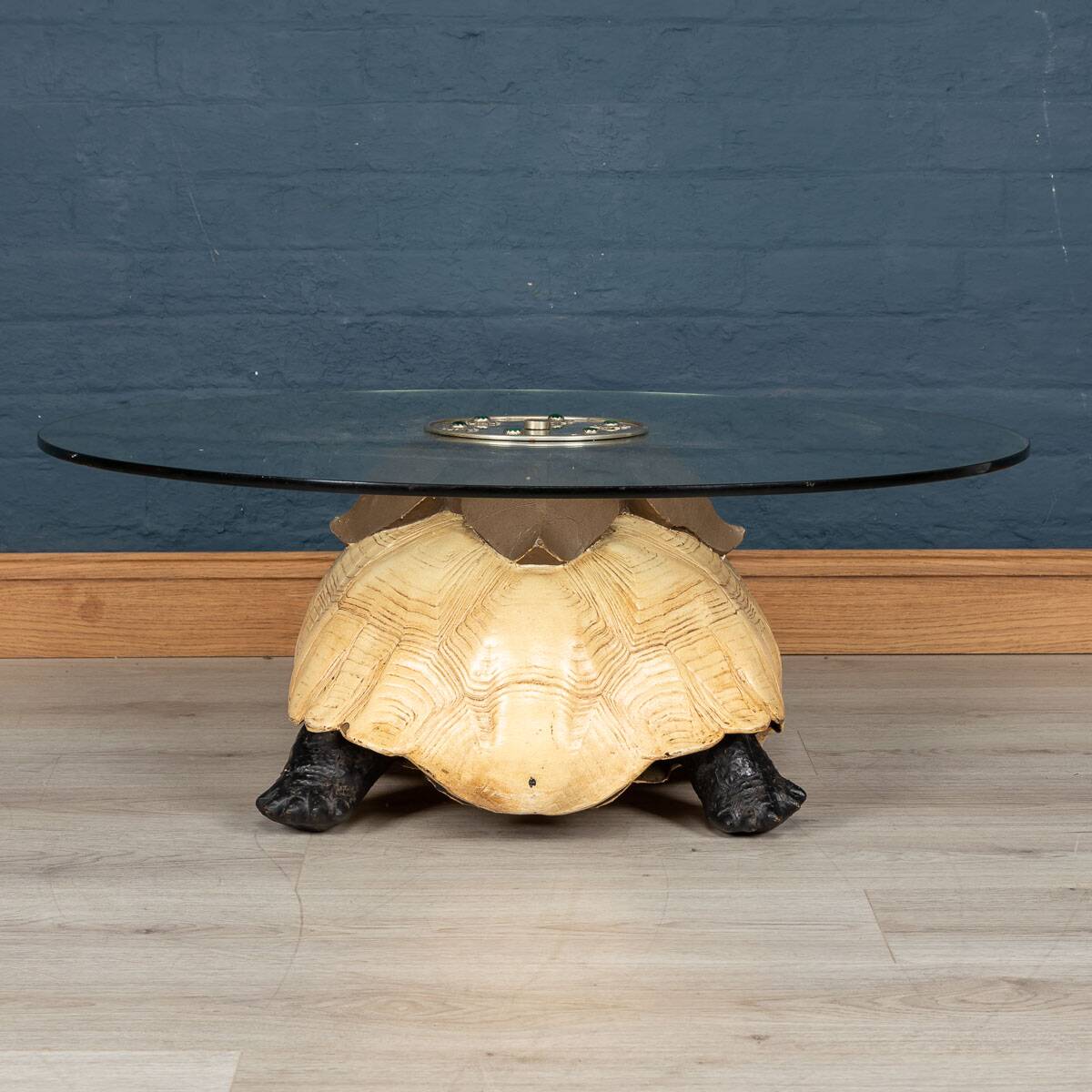 TABLE BASSE INUSITÉE EN FORME DE TORTUE PAR ANTHONY REDMILE, LONDRES