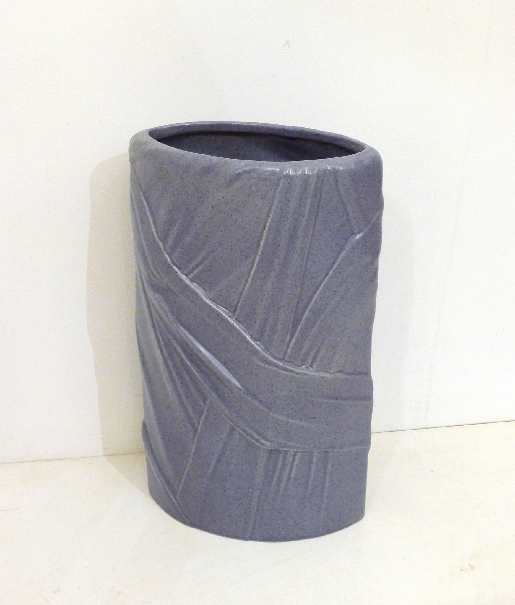 Vase mauve, rubans drapés en relief