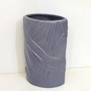 Vase mauve, rubans drapés en relief
