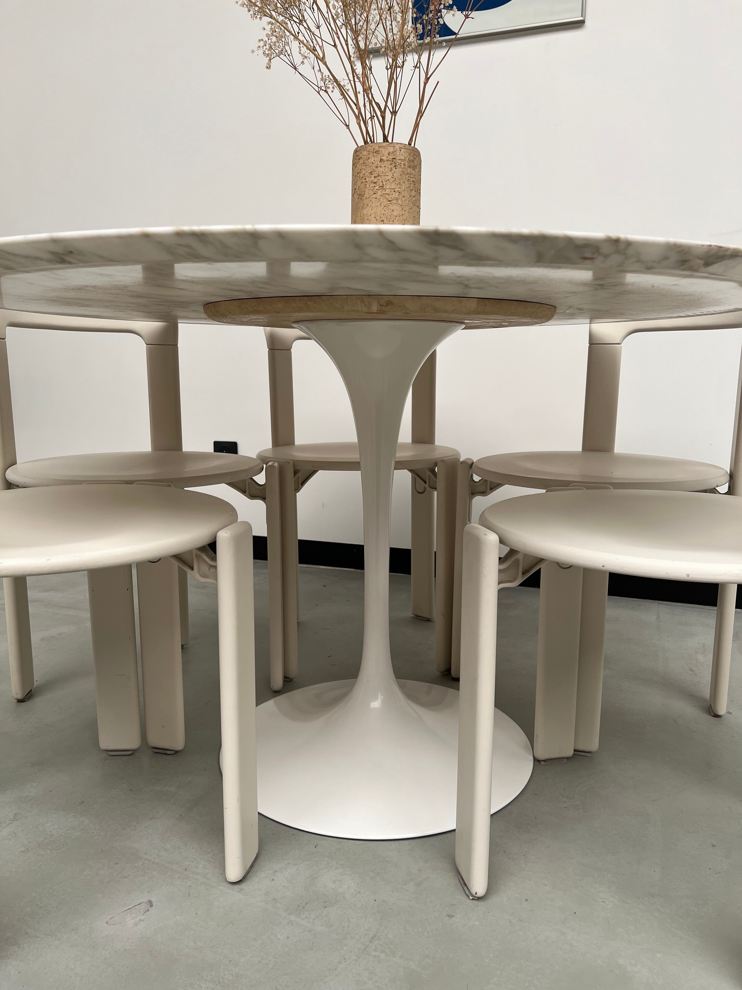 Florence Knoll round table, marble top and tulip base, circa 1960, Eero Saarinen