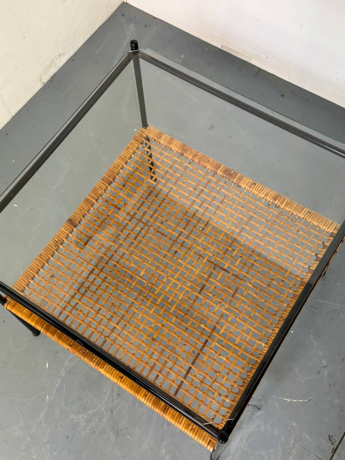 Table d'appoint ou table basse en rotin et verre de style danois moderniste du milieu du siècle