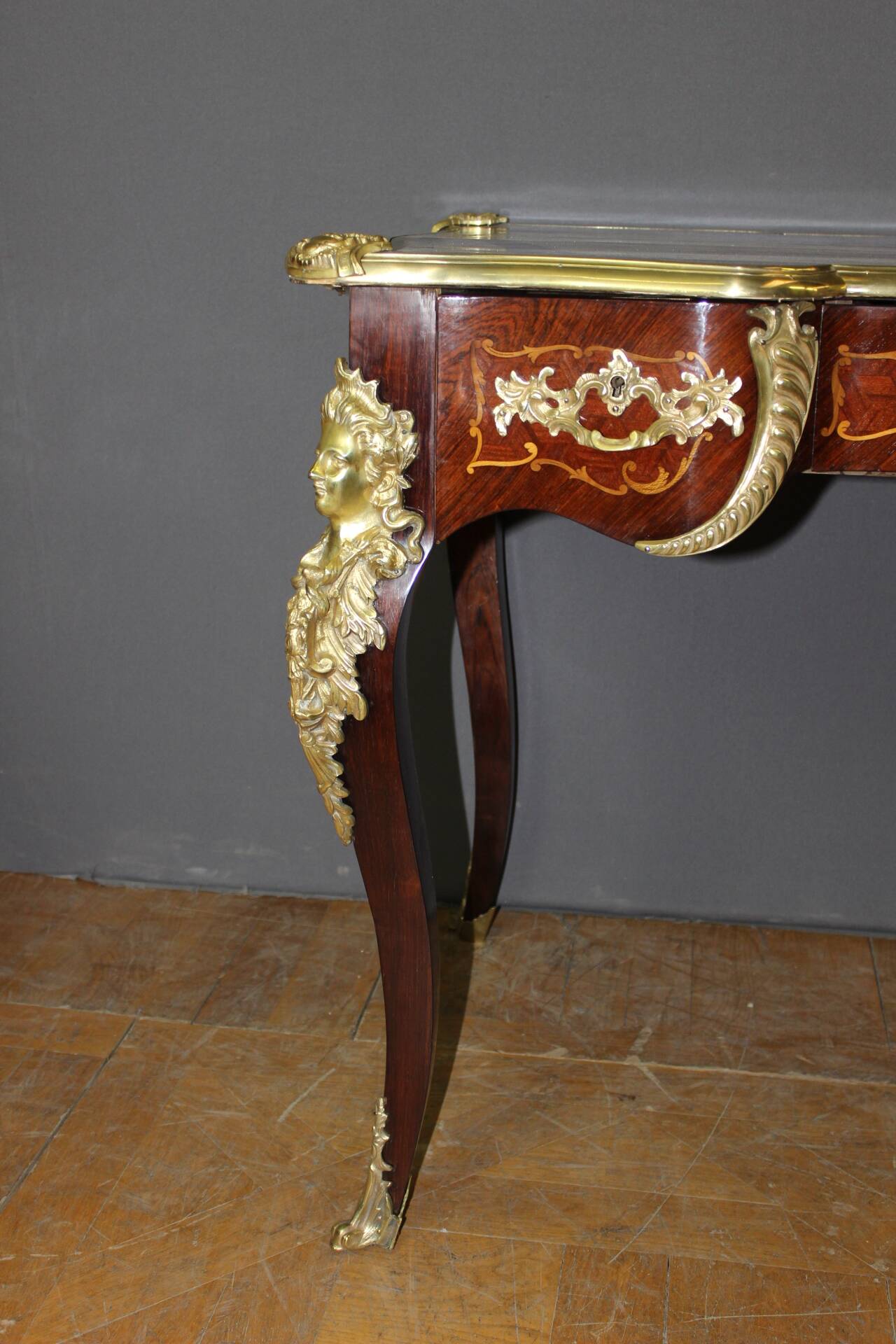 Bureau Louis XV en Marqueterie et Bronze d'époque XIX