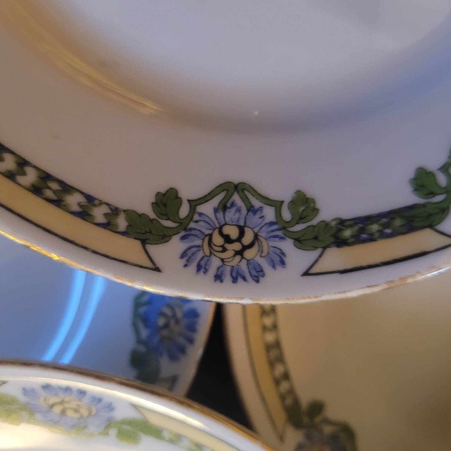 Set of 10 fine porcelain plates with Art Deco decoration.