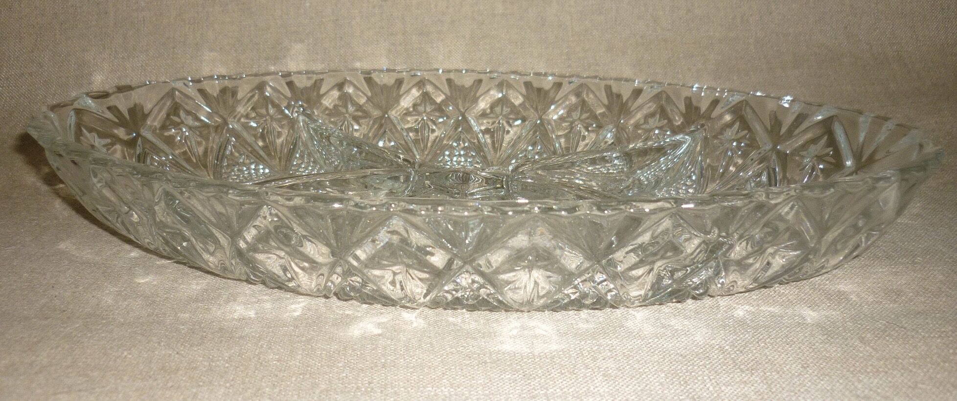 Oval compartmentalized plate in transparent glass