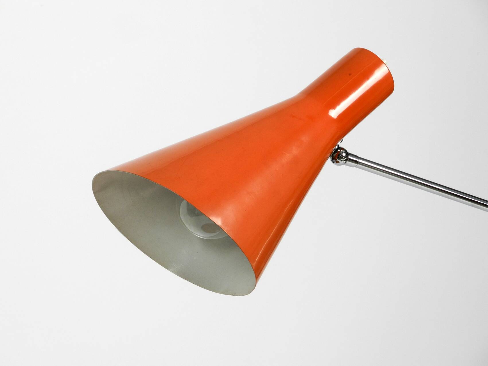 Élégante lampe à pince en laiton de style italien des années 50 avec abat-jour conique rouge.