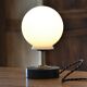 Lampe à poser globe vintage blanc, finitions noir et or