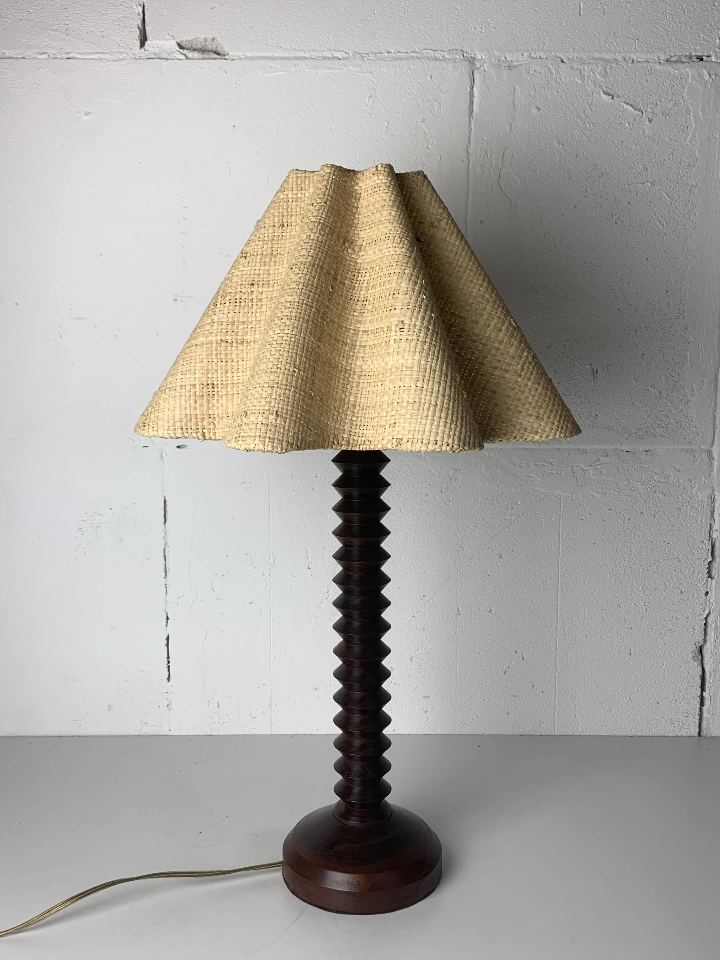 Lampe de table française en bois tourné dans le style de Charles Dudouyt, années 1950