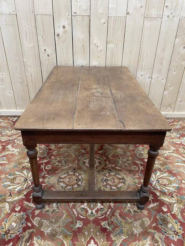 Bureau de style Louis XIII en noyer