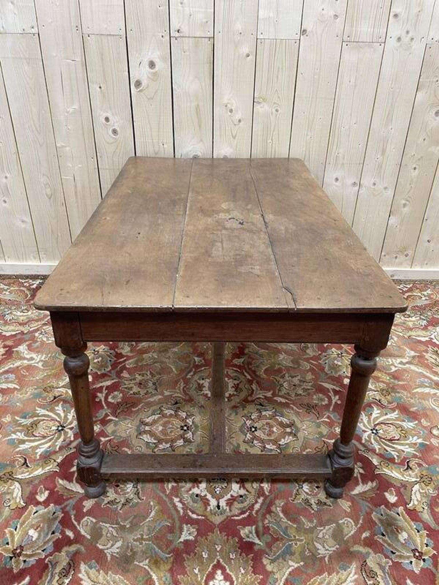 Bureau de style Louis XIII en noyer