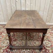 Bureau de style Louis XIII en noyer