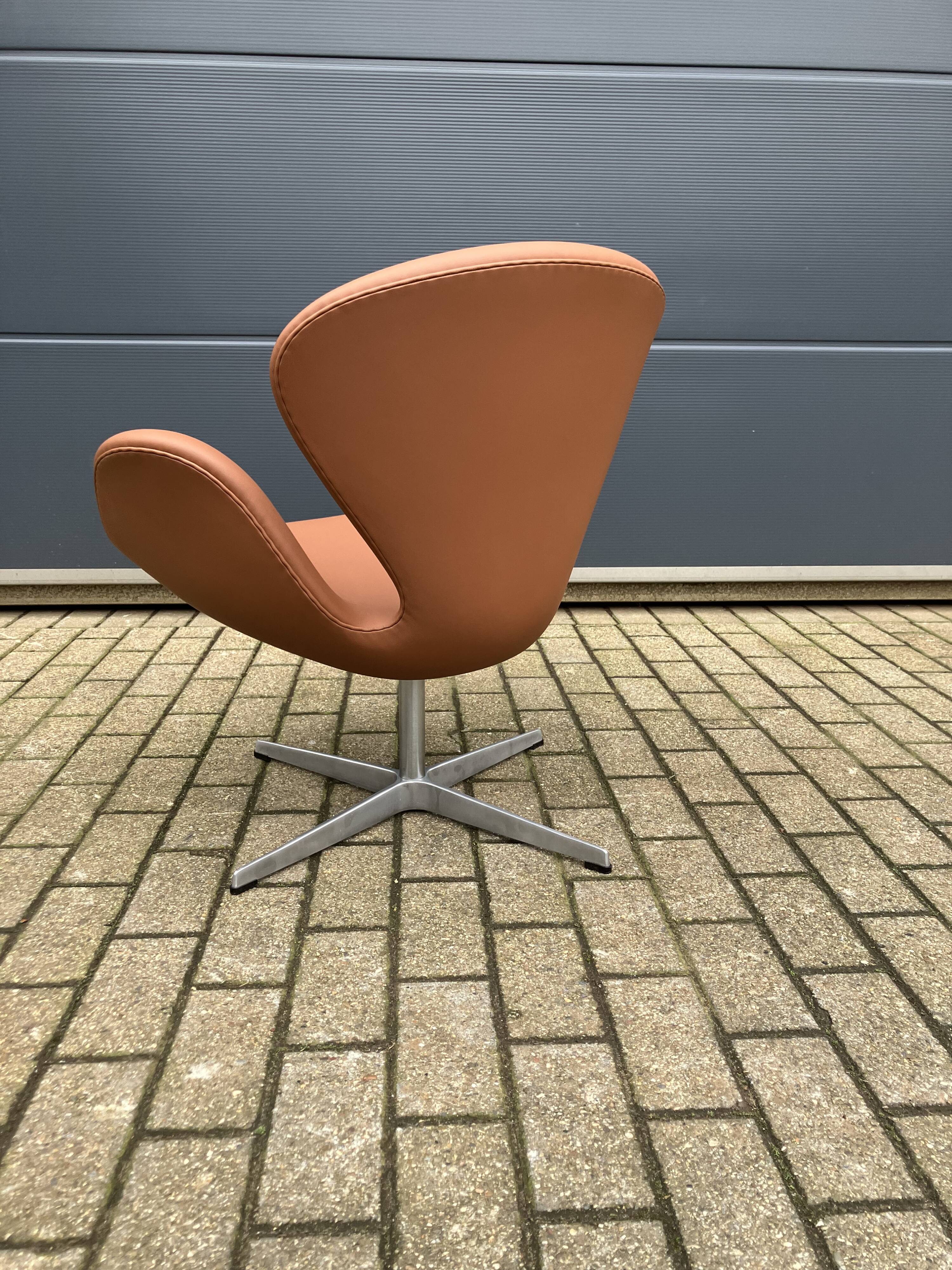 Fritz Hansen Swan chair by Arne Jacobsen in Cognac leather, NEW condition!!