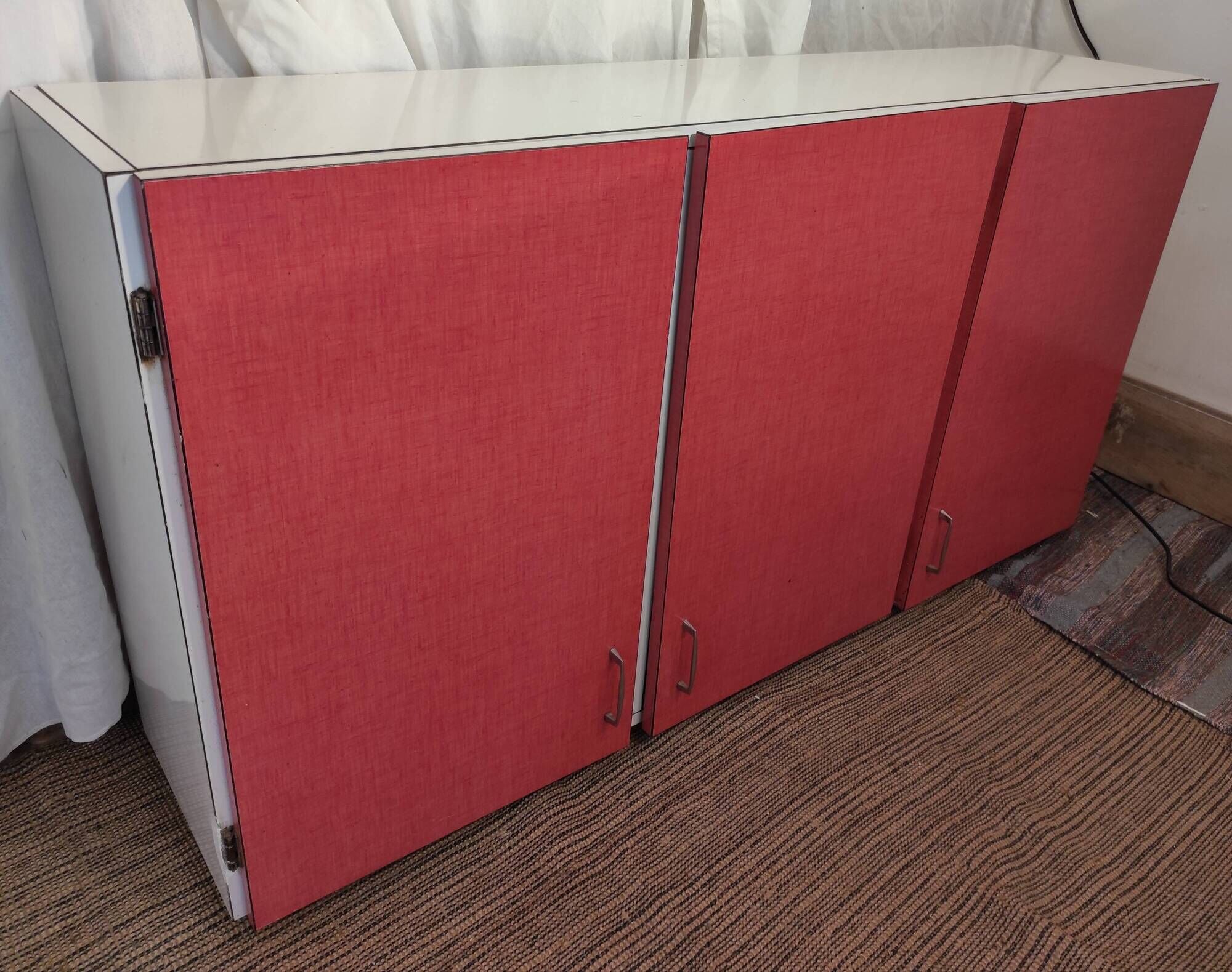 Placard haut de cuisine trois portes en formica rose