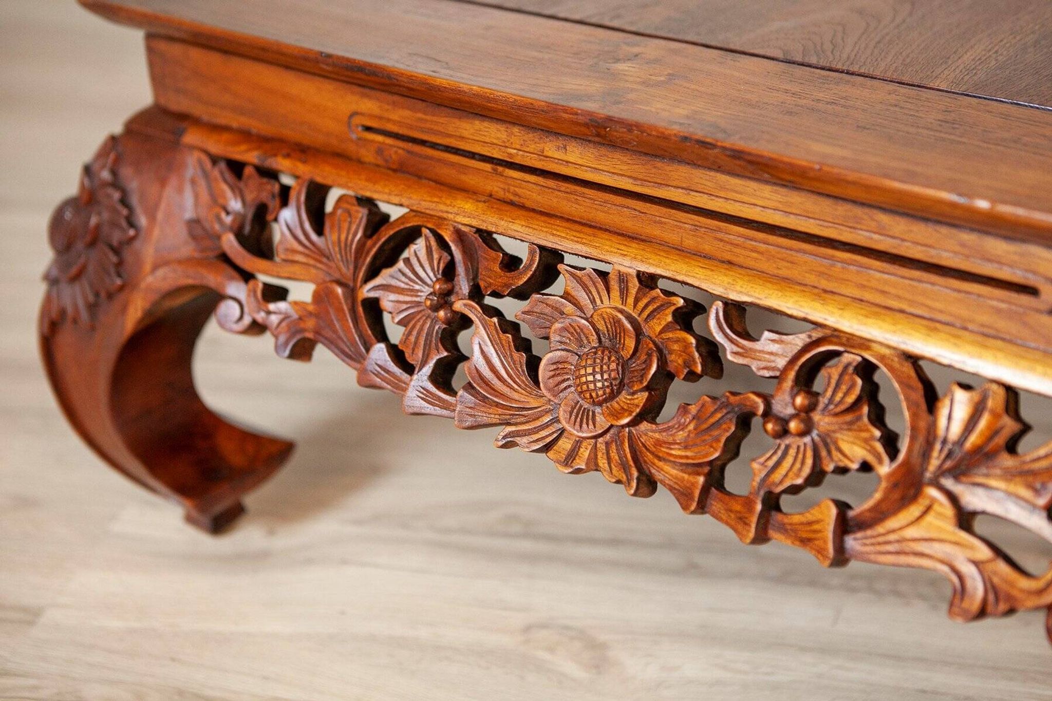 Table basse en chêne richement décorée, années 1950