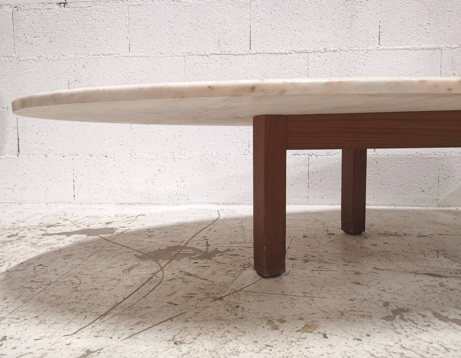 Large oval marble coffee table, 1960
